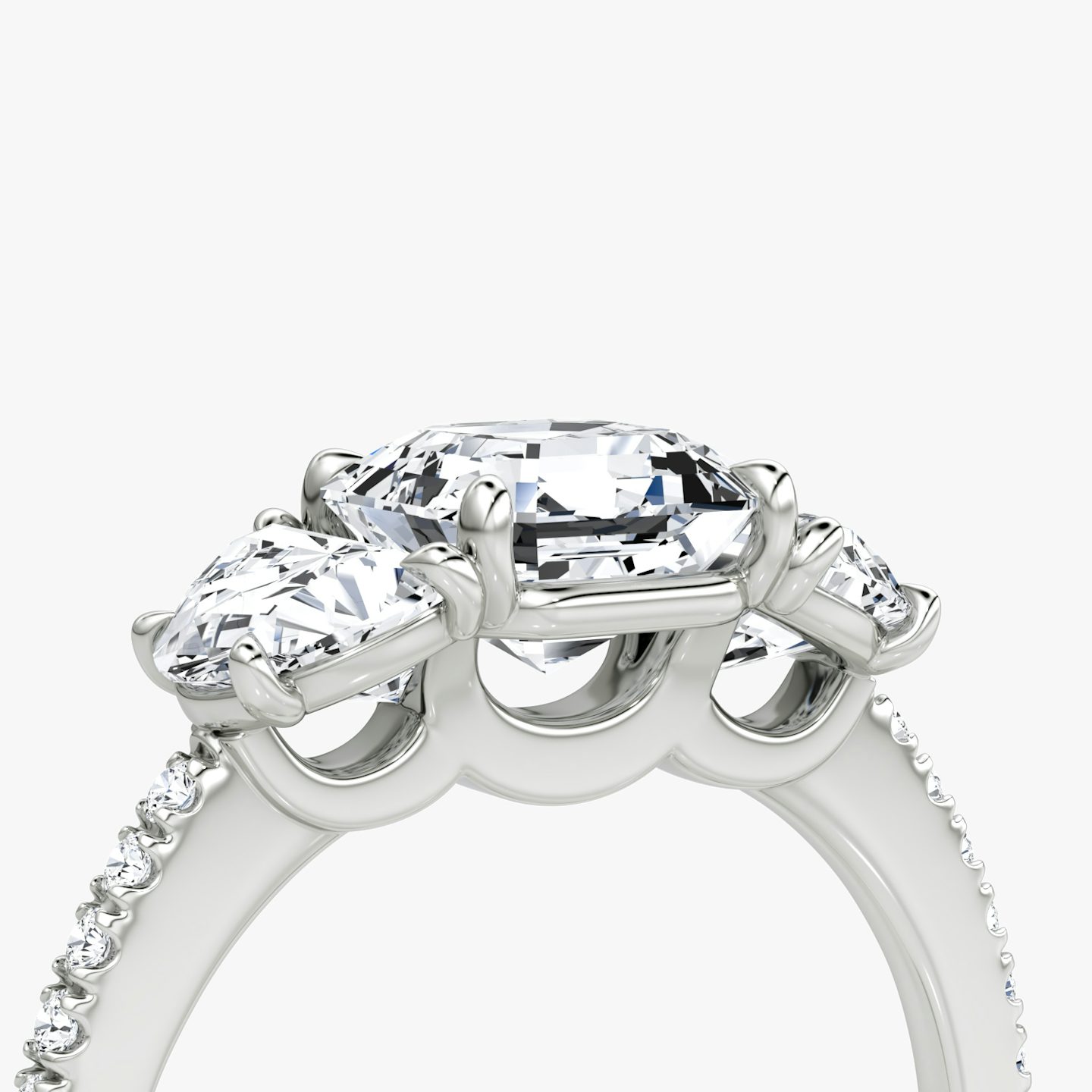 Anillo de compromiso Three Stone | Asscher | 18k | Oro blanco | bandAccent: Pavé | sideStoneCarat: 0.50ct | sideStoneShape: Media Luna | diamondOrientation: vertical | caratWeight: other