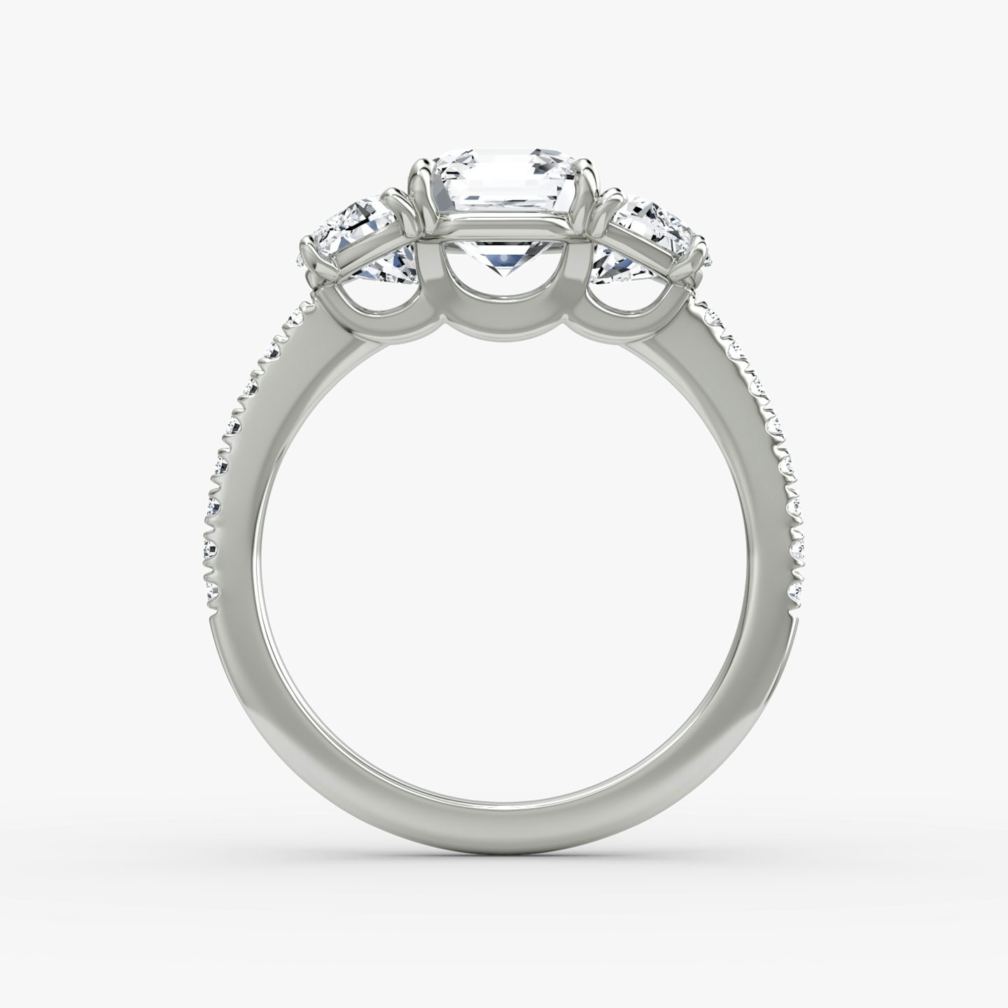 Anillo de compromiso Three Stone | Asscher | 18k | Oro blanco | bandAccent: Pavé | sideStoneCarat: 0.50ct | sideStoneShape: Media Luna | diamondOrientation: vertical | caratWeight: other