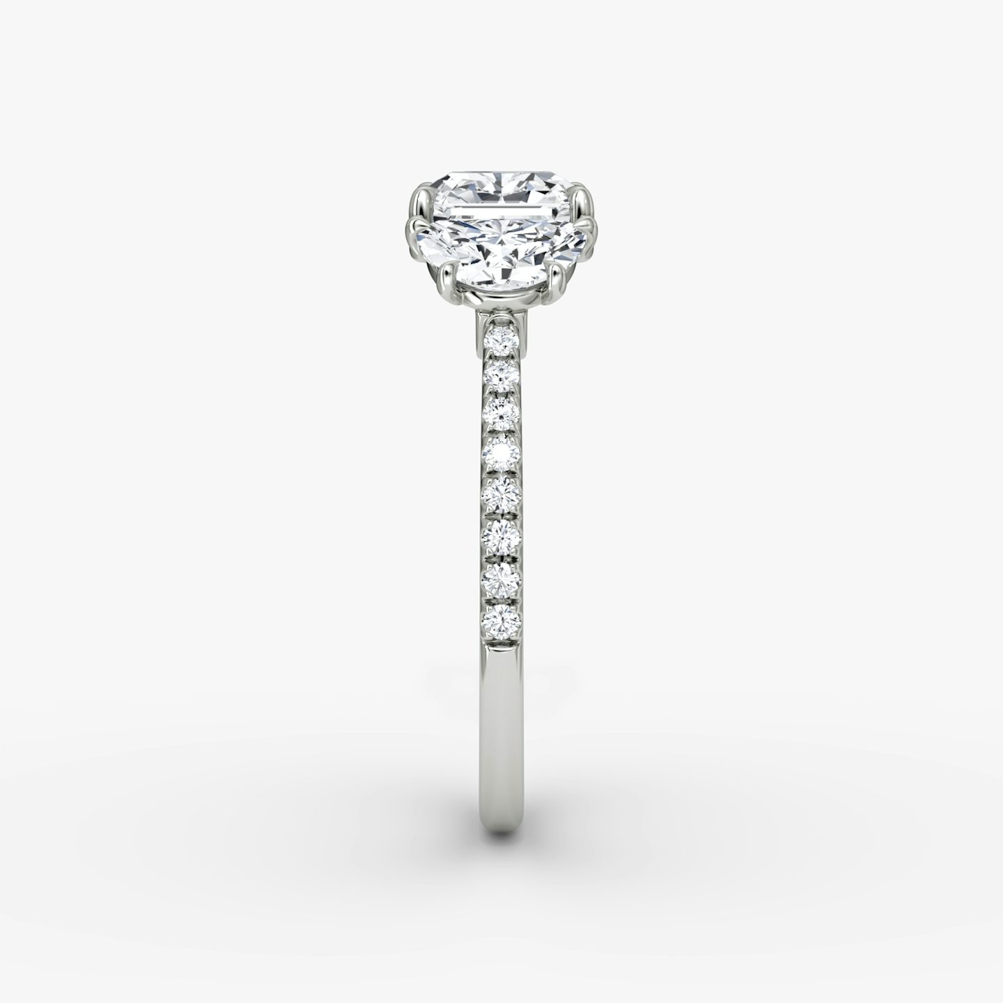 Anillo de compromiso Three Stone | Asscher | 18k | Oro blanco | bandAccent: Pavé | sideStoneCarat: 0.50ct | sideStoneShape: Media Luna | diamondOrientation: vertical | caratWeight: other