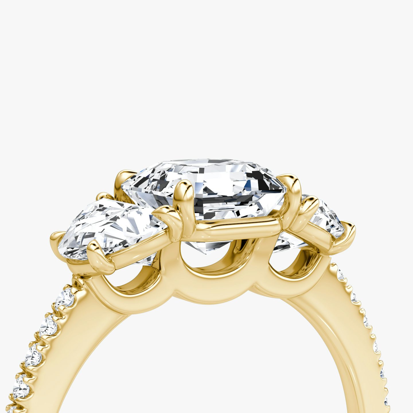 Three Stone | Asscher | 18k | Gelbgold | bandAccent: Mit Pavé-Besatz | sideStoneCarat: 0.50ct | sideStoneShape: Halbmond | diamondOrientation: vertical | caratWeight: other
