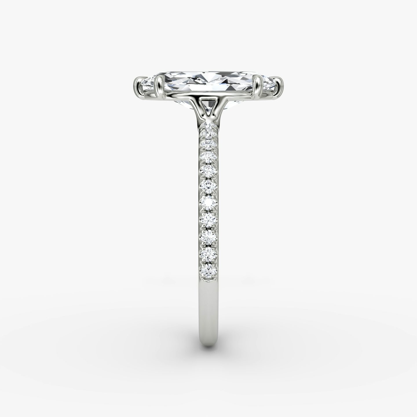 Signature | Marquise | 18k | Weißgold | bandAccent: Mit Pavé-Besatz | bandWidth: standard | hiddenHalo: no | diamondOrientation: vertical | caratWeight: other