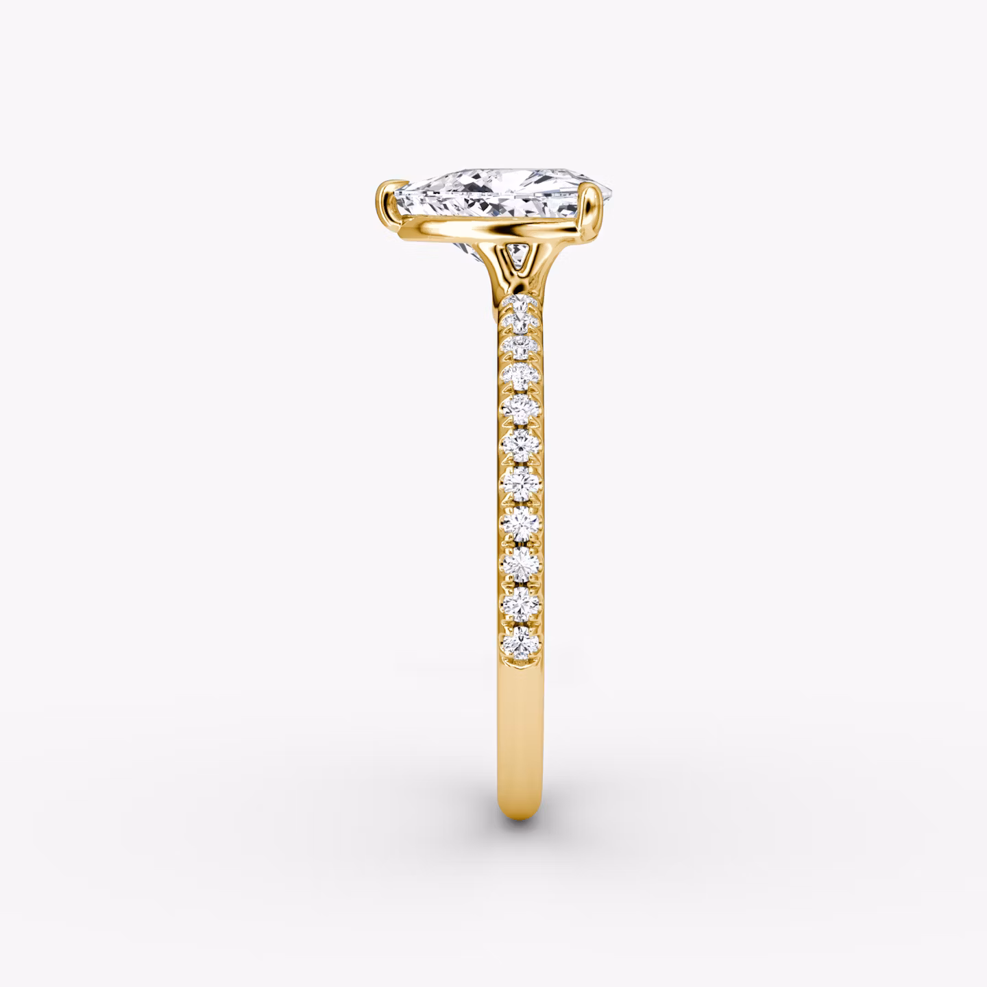 Anillo de compromiso Signature | Trillón | 18k | Oro amarillo | bandAccent: Pavé | bandWidth: standard | hiddenHalo: no | diamondOrientation: horizontal | caratWeight: other