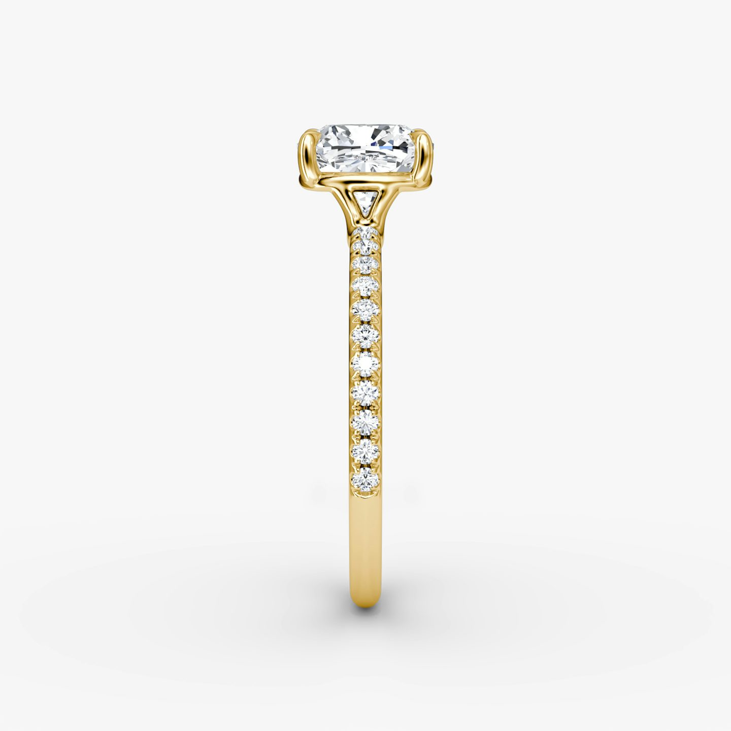 Signature | Cushion | 18k | Gelbgold | bandAccent: Mit Pavé-Besatz | bandWidth: standard | hiddenHalo: no | diamondOrientation: vertical | caratWeight: other