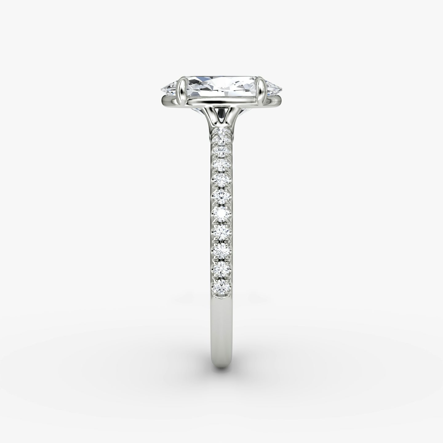 Anillo de compromiso Signature | Oval | Platino | bandAccent: Pavé | bandWidth: standard | hiddenHalo: no | diamondOrientation: vertical | caratWeight: other