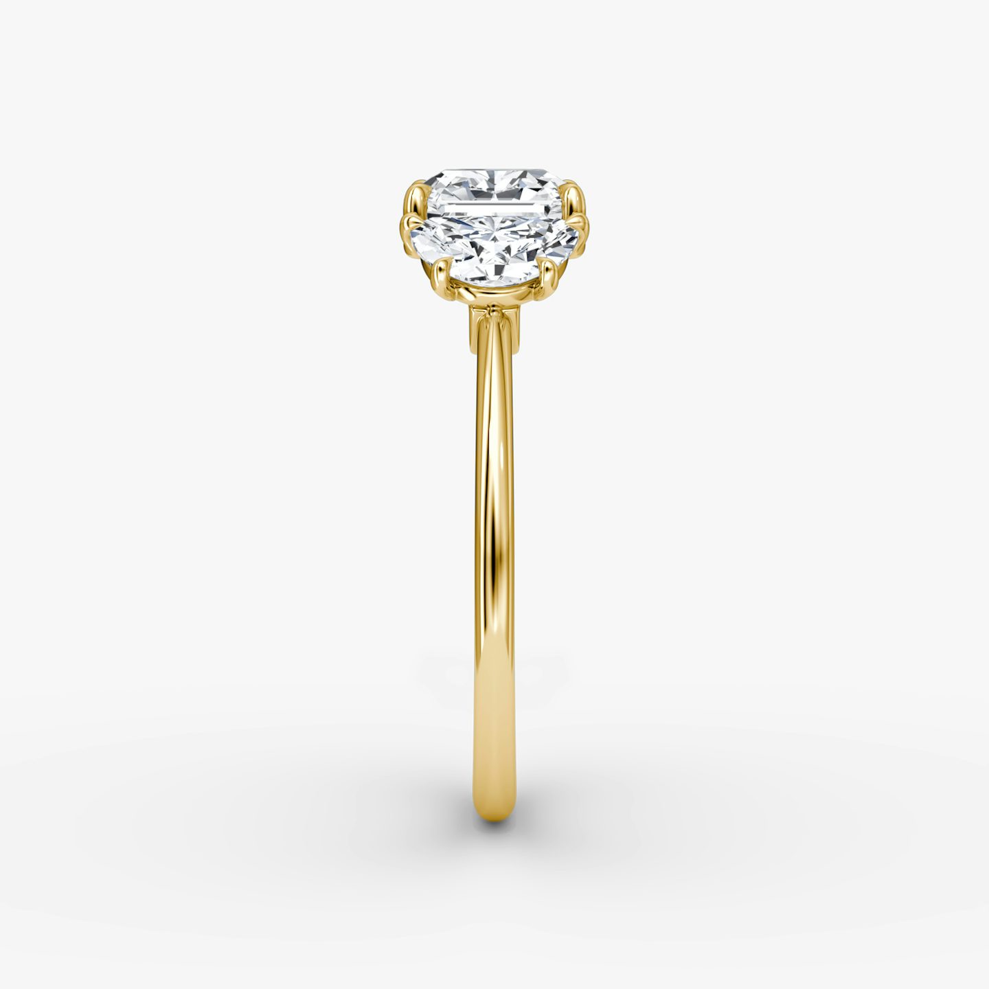 Three Stone | Asscher | 18k | Gelbgold | bandAccent: Ohne Pavé-Besatz | sideStoneCarat: 0.50ct | sideStoneShape: Halbmond | diamondOrientation: vertical | caratWeight: other