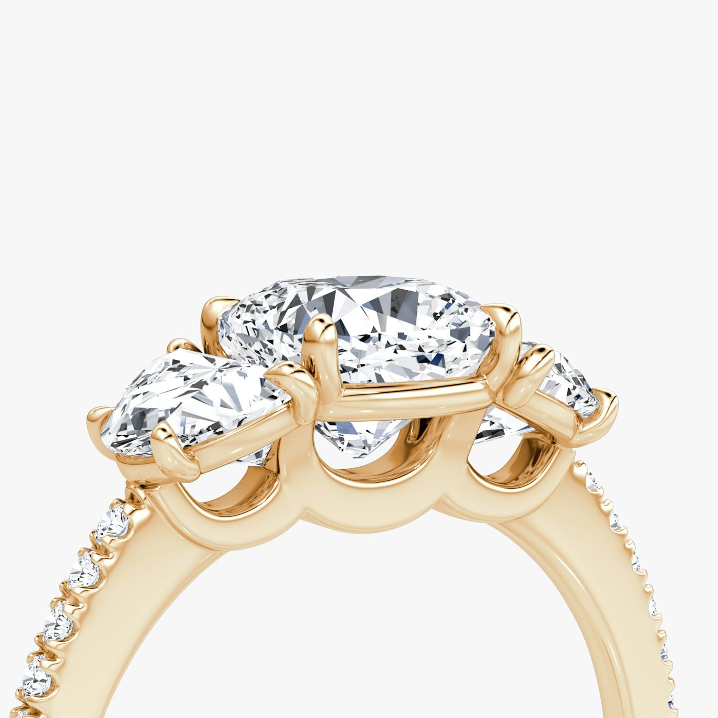 Three Stone | Cushion | 14k | Roségold | bandAccent: Mit Pavé-Besatz | sideStoneCarat: 0.50ct | sideStoneShape: Halbmond | diamondOrientation: vertical | caratWeight: other