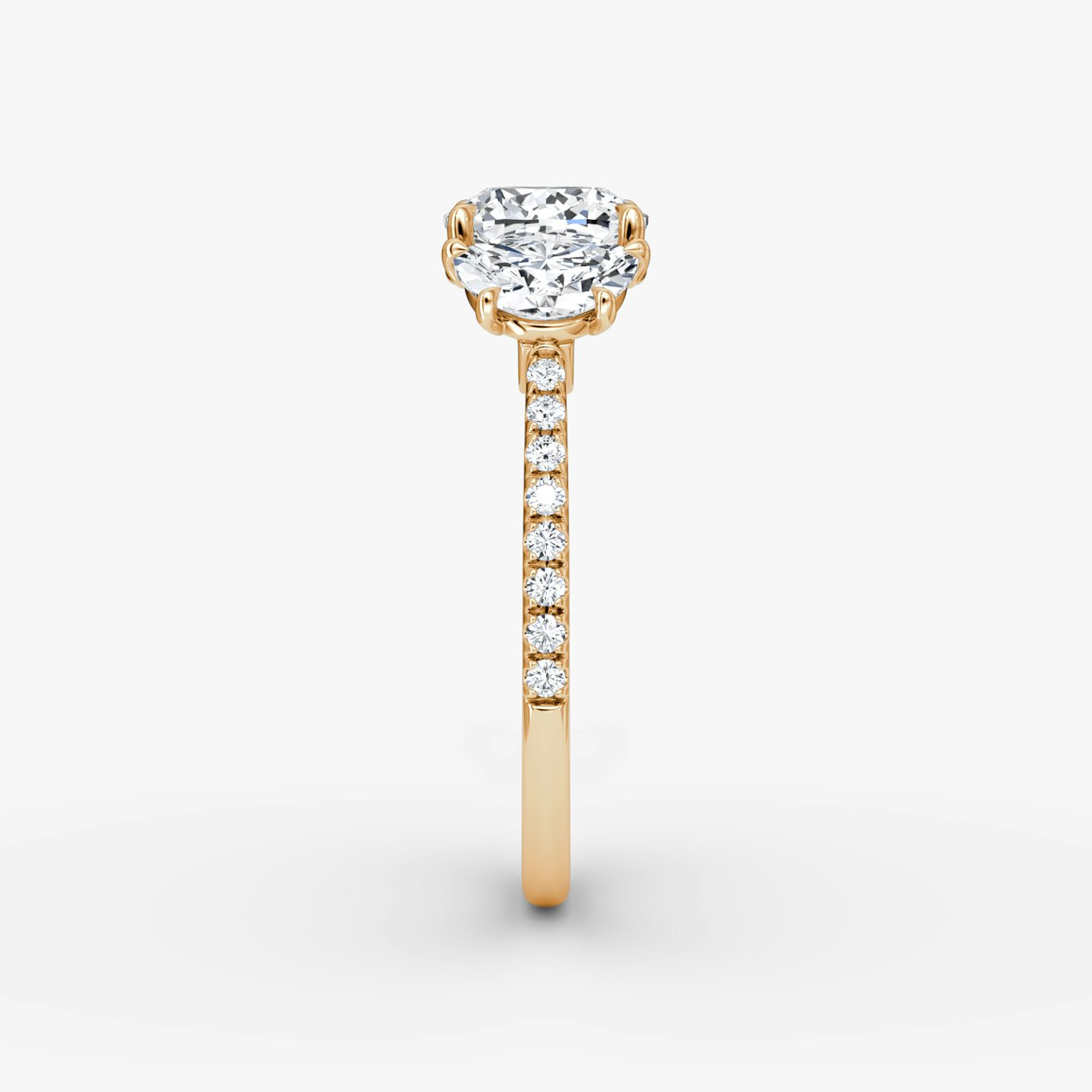 Three Stone | Cushion | 14k | Roségold | bandAccent: Mit Pavé-Besatz | sideStoneCarat: 0.50ct | sideStoneShape: Halbmond | diamondOrientation: vertical | caratWeight: other