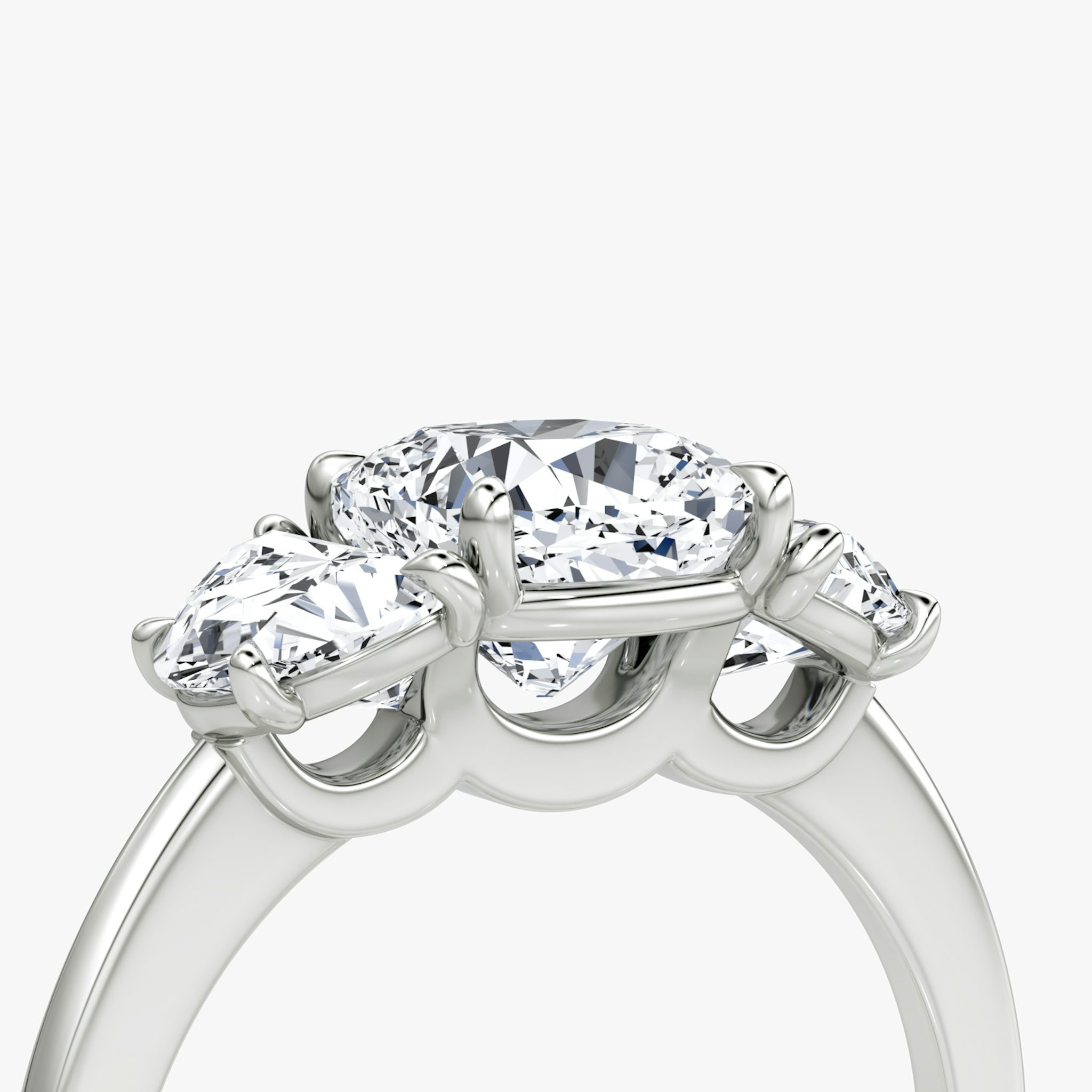 Three Stone | Cushion | 18k | Weißgold | bandAccent: Ohne Pavé-Besatz | sideStoneCarat: 0.50ct | sideStoneShape: Halbmond | diamondOrientation: vertical | caratWeight: other