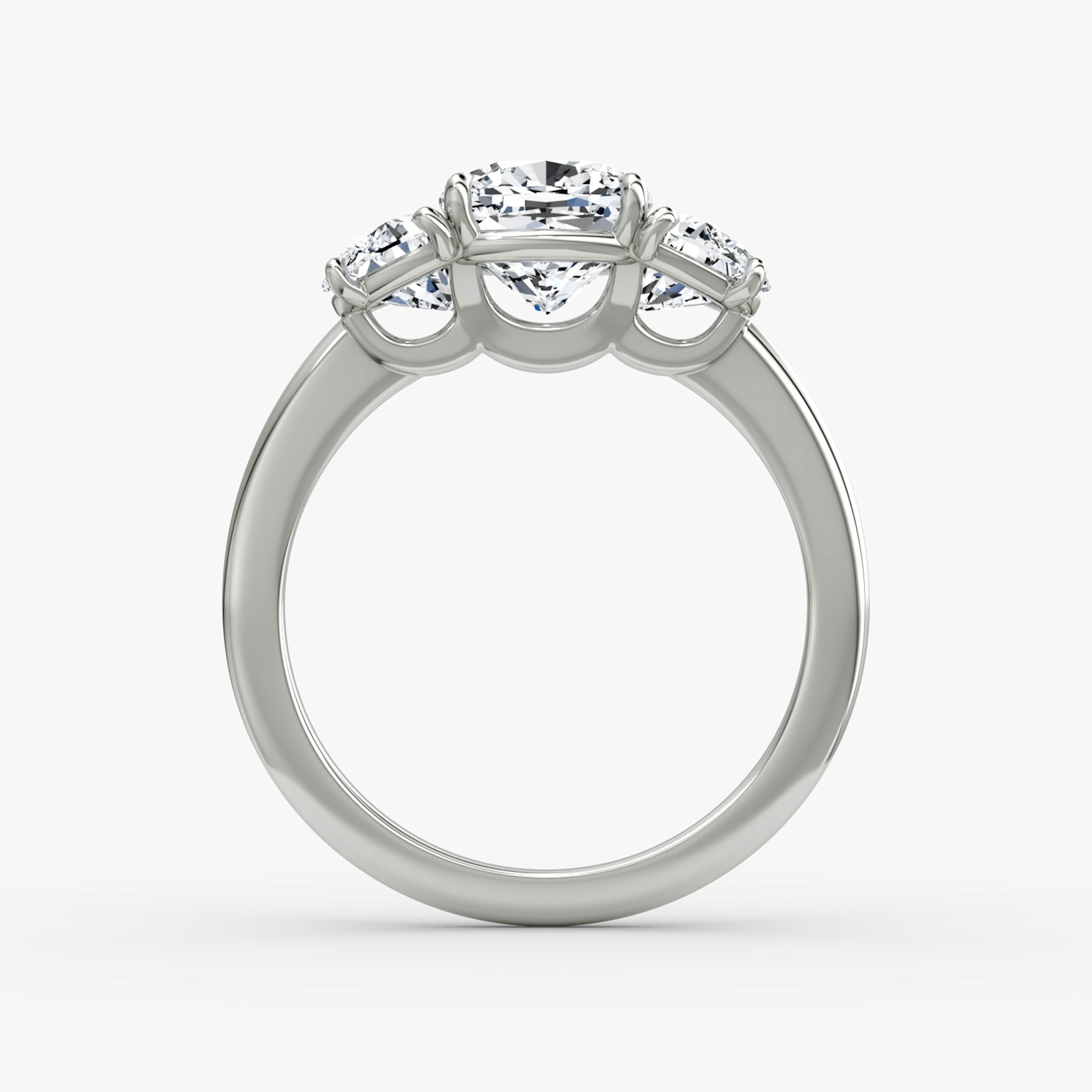 Three Stone | Cushion | 18k | Weißgold | bandAccent: Ohne Pavé-Besatz | sideStoneCarat: 0.50ct | sideStoneShape: Halbmond | diamondOrientation: vertical | caratWeight: other