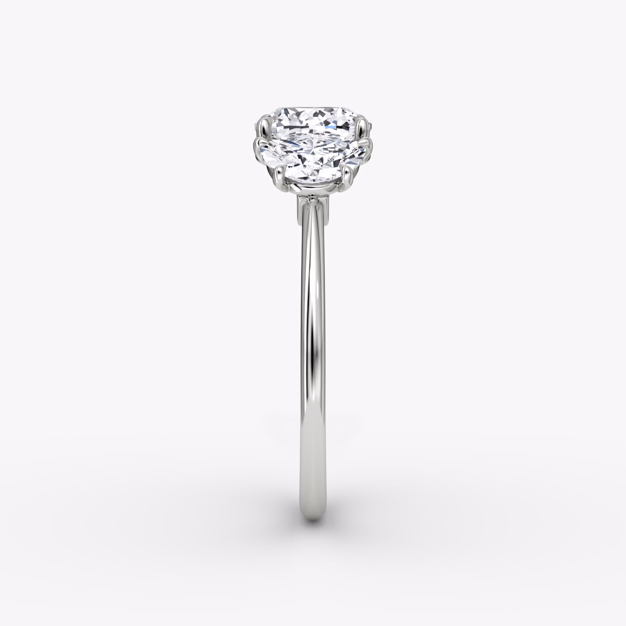 Three Stone | Cushion | 18k | Weißgold | bandAccent: Ohne Pavé-Besatz | sideStoneCarat: 0.50ct | sideStoneShape: Halbmond | diamondOrientation: vertical | caratWeight: other