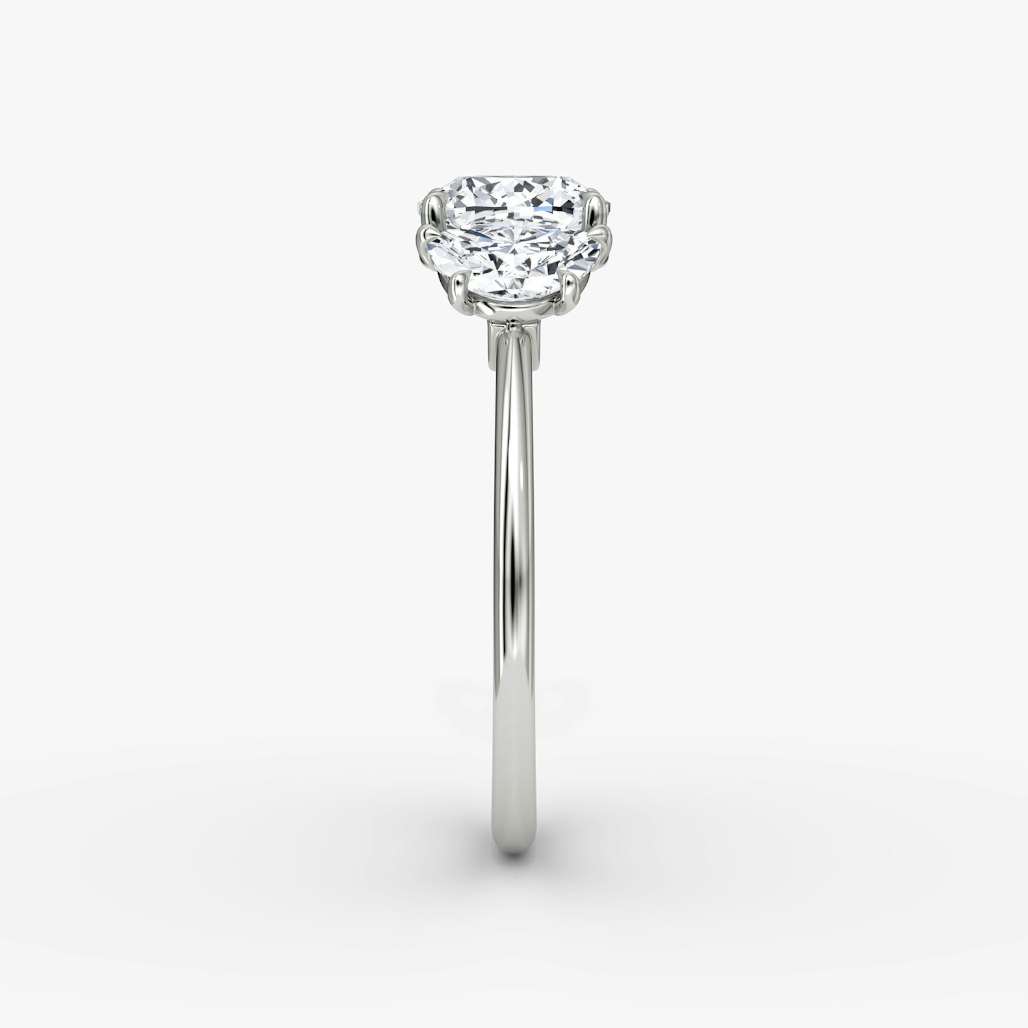 Three Stone | Cushion | 18k | Weißgold | bandAccent: Ohne Pavé-Besatz | sideStoneCarat: 0.50ct | sideStoneShape: Halbmond | diamondOrientation: vertical | caratWeight: other
