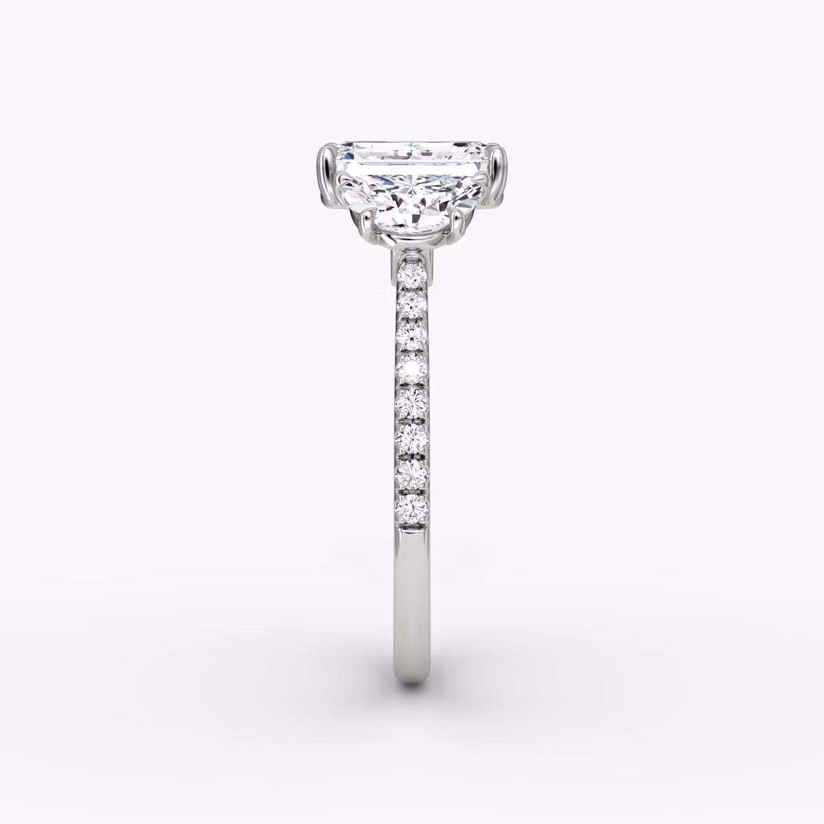 Three Stone | Emerald | 18k | Weißgold | bandAccent: Mit Pavé-Besatz | sideStoneCarat: 0.50ct | sideStoneShape: Halbmond | diamondOrientation: vertical | caratWeight: other