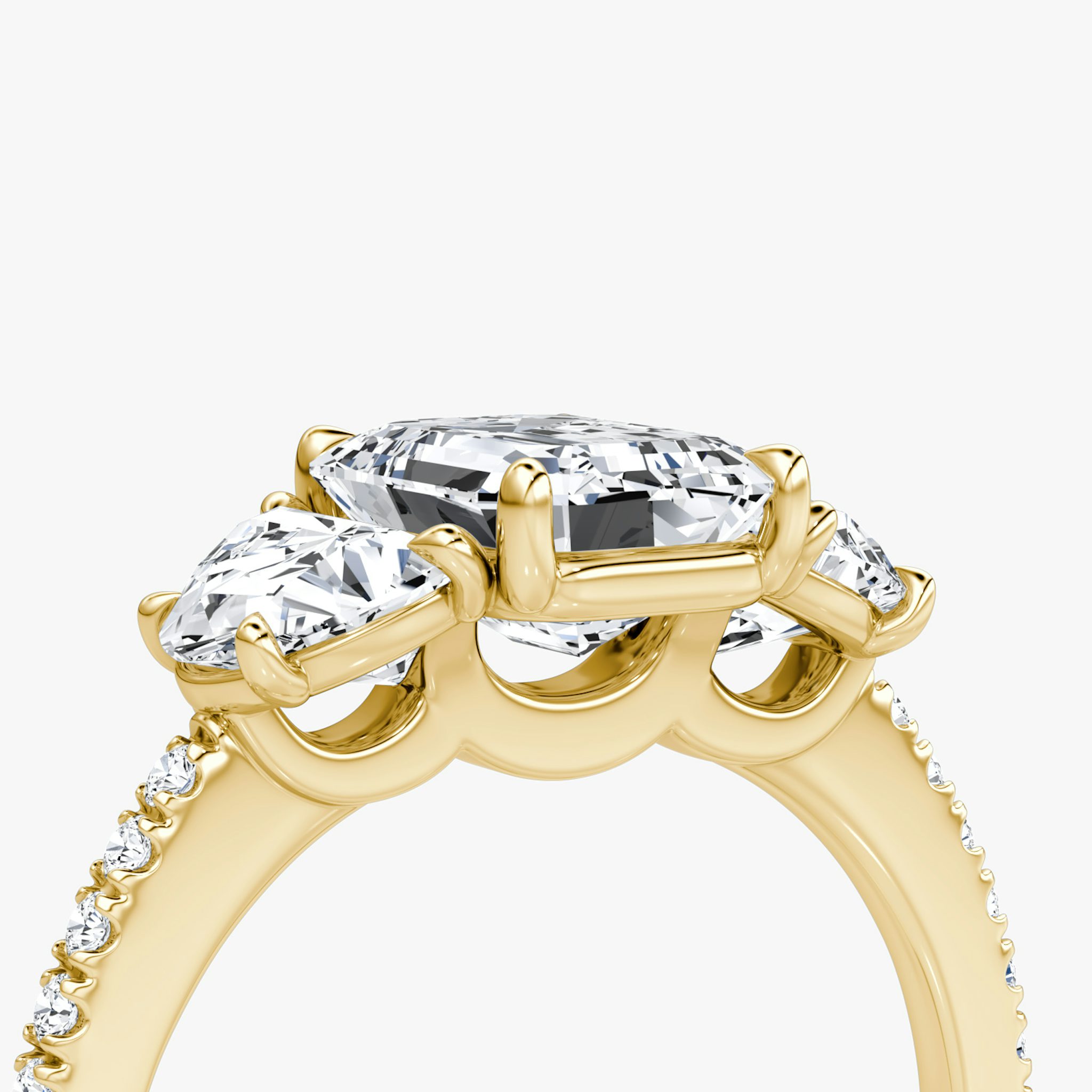 Three Stone | Emerald | 18k | Gelbgold | bandAccent: Mit Pavé-Besatz | sideStoneCarat: 0.50ct | sideStoneShape: Halbmond | diamondOrientation: vertical | caratWeight: other