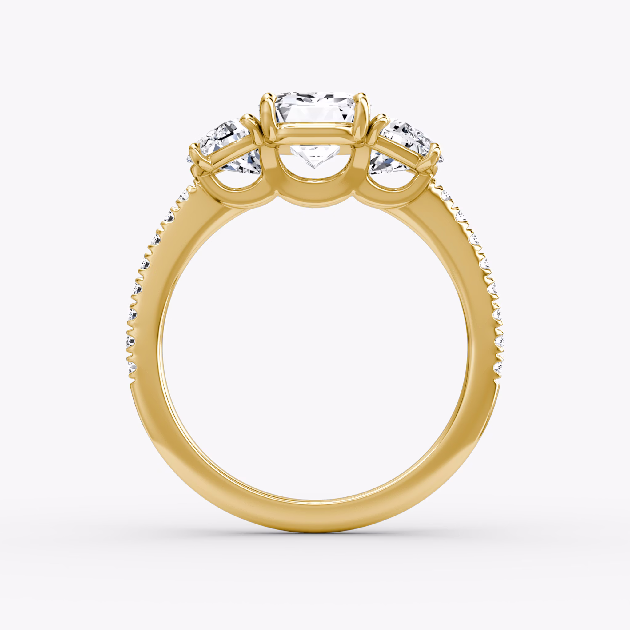 Three Stone | Emerald | 18k | Gelbgold | bandAccent: Mit Pavé-Besatz | sideStoneCarat: 0.50ct | sideStoneShape: Halbmond | diamondOrientation: vertical | caratWeight: other