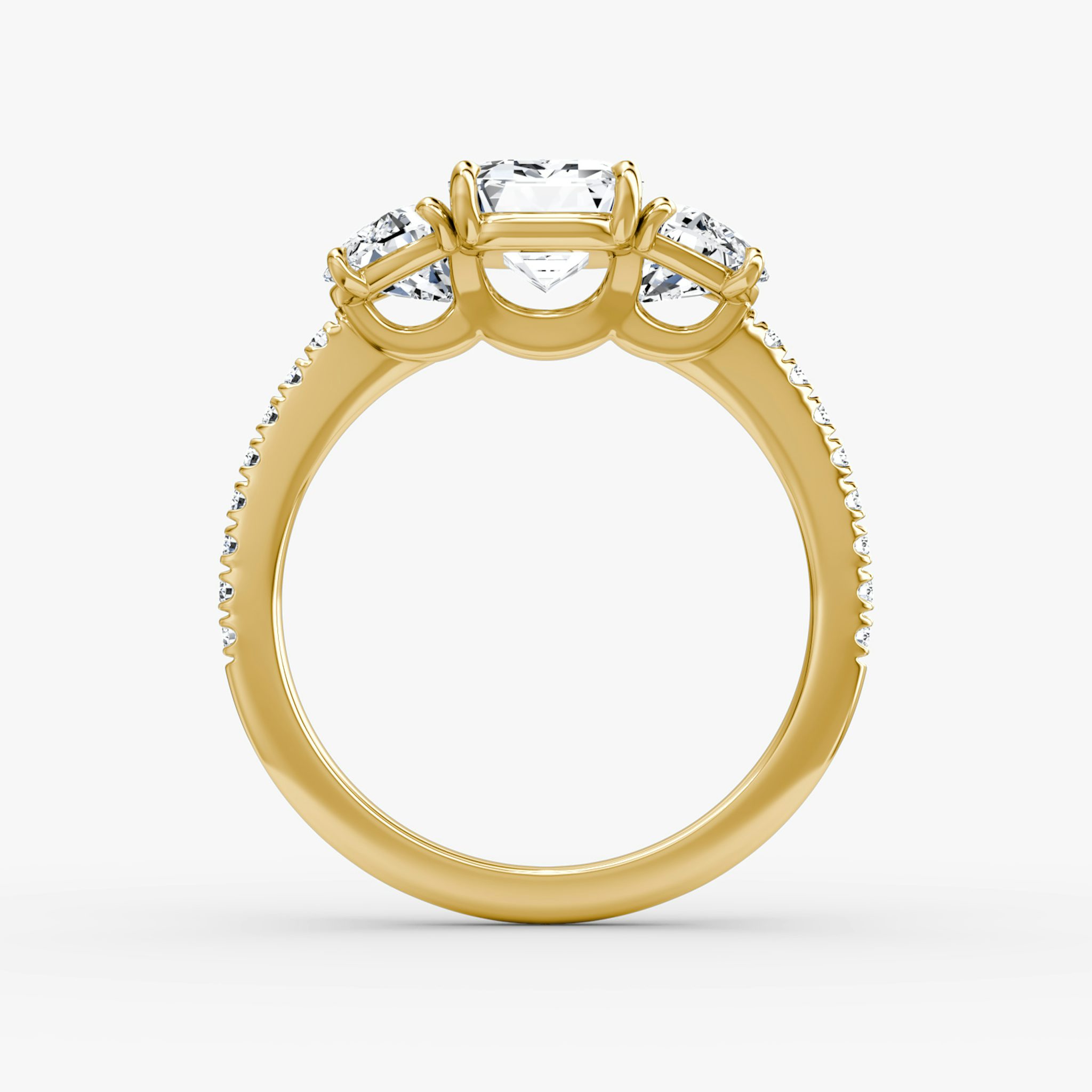 Three Stone | Emerald | 18k | Gelbgold | bandAccent: Mit Pavé-Besatz | sideStoneCarat: 0.50ct | sideStoneShape: Halbmond | diamondOrientation: vertical | caratWeight: other