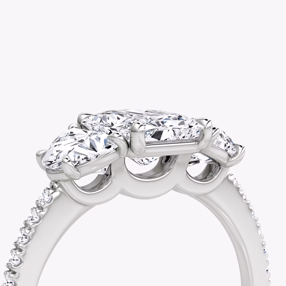 Three Stone | Radiant | 18k | Weißgold | bandAccent: Mit Pavé-Besatz | sideStoneCarat: 0.50ct | sideStoneShape: Halbmond | diamondOrientation: vertical | caratWeight: other