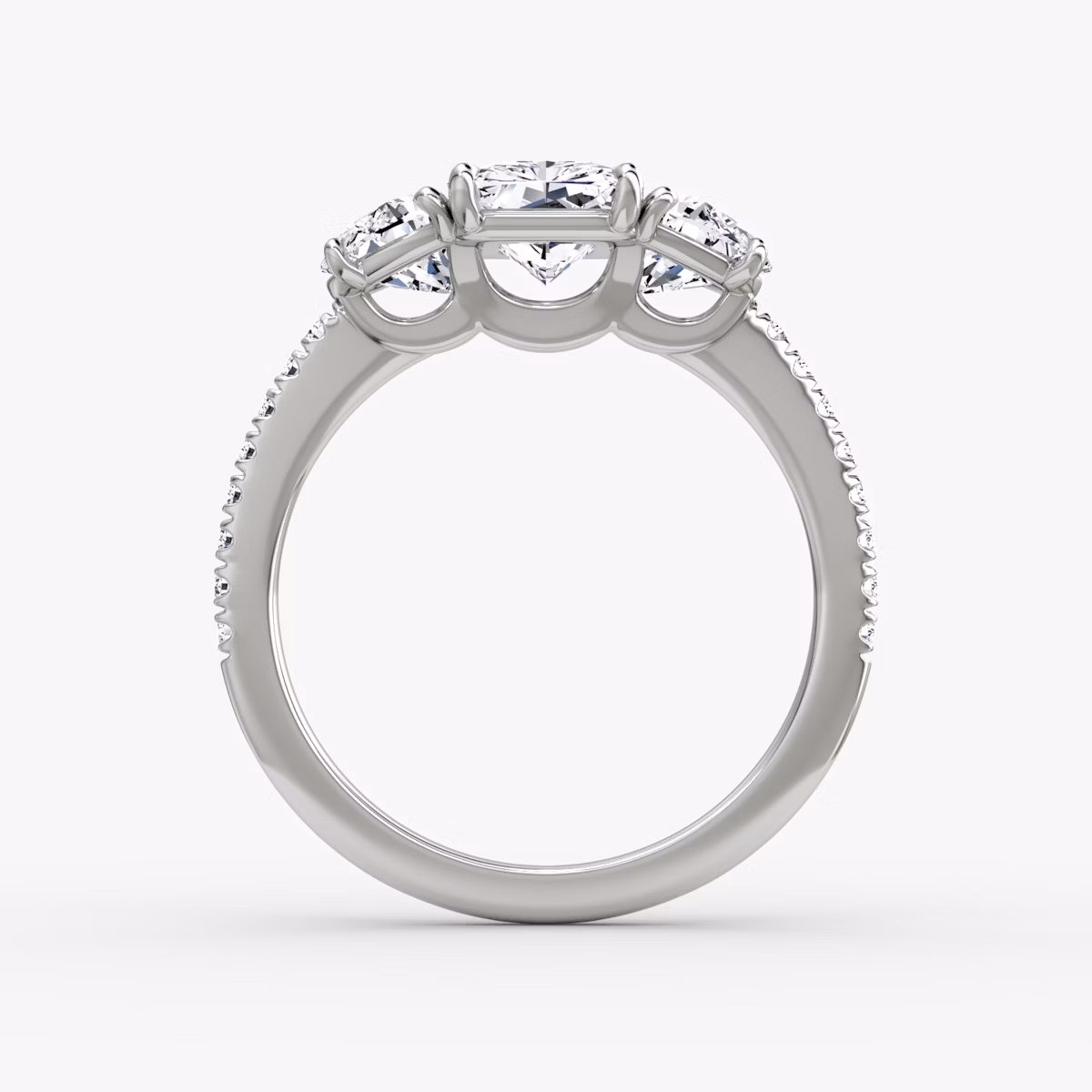 Three Stone | Radiant | 18k | Weißgold | bandAccent: Mit Pavé-Besatz | sideStoneCarat: 0.50ct | sideStoneShape: Halbmond | diamondOrientation: vertical | caratWeight: other