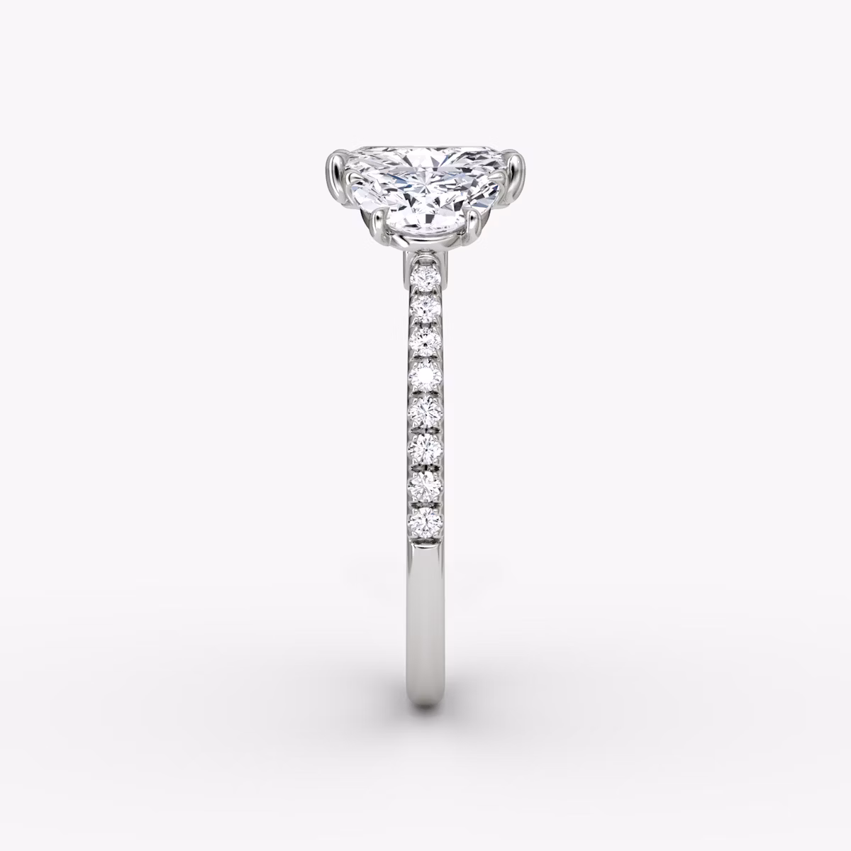 Three Stone | Radiant | 18k | Weißgold | bandAccent: Mit Pavé-Besatz | sideStoneCarat: 0.50ct | sideStoneShape: Halbmond | diamondOrientation: vertical | caratWeight: other