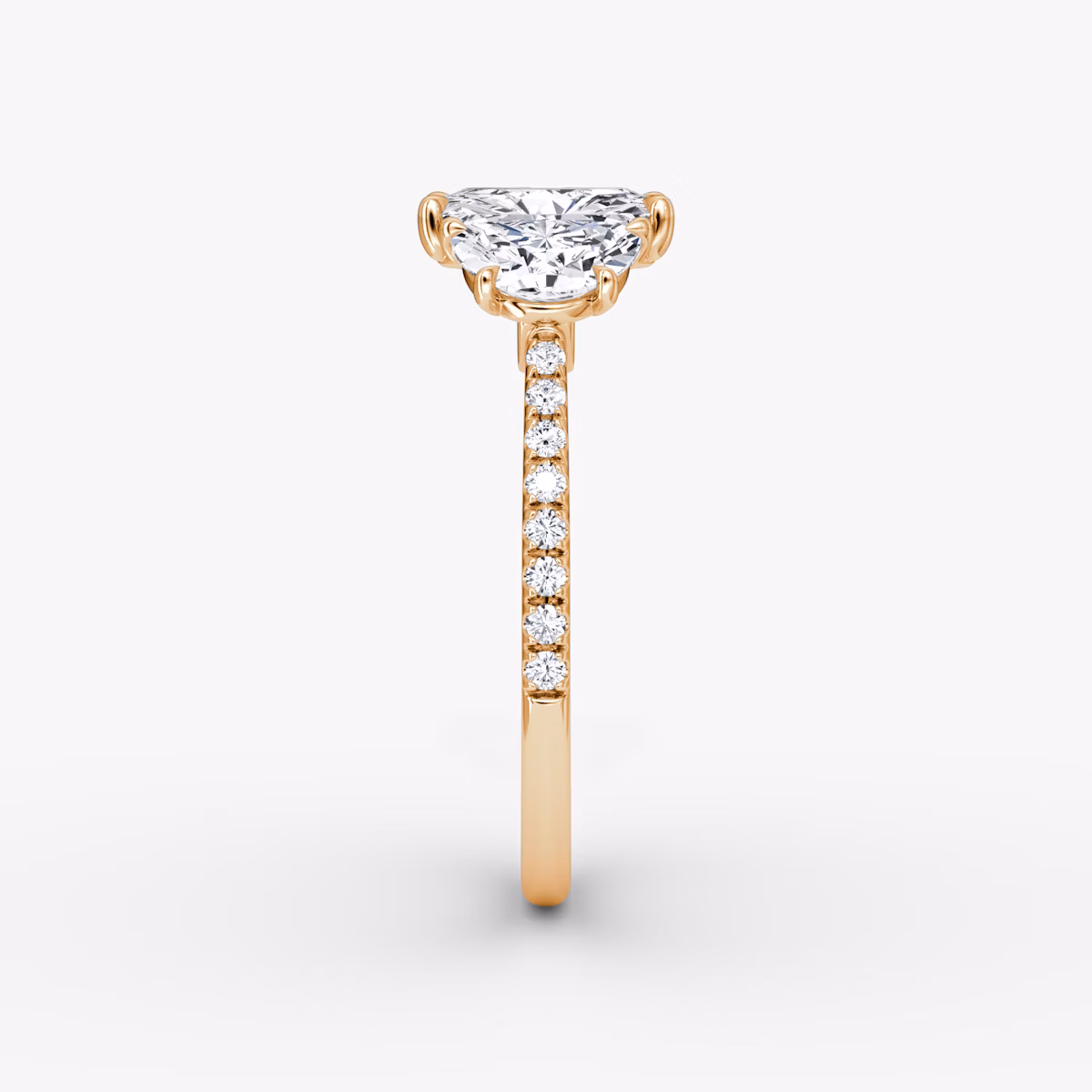 Three Stone | Radiant | 14k | Roségold | bandAccent: Mit Pavé-Besatz | sideStoneCarat: 0.50ct | sideStoneShape: Halbmond | diamondOrientation: vertical | caratWeight: other