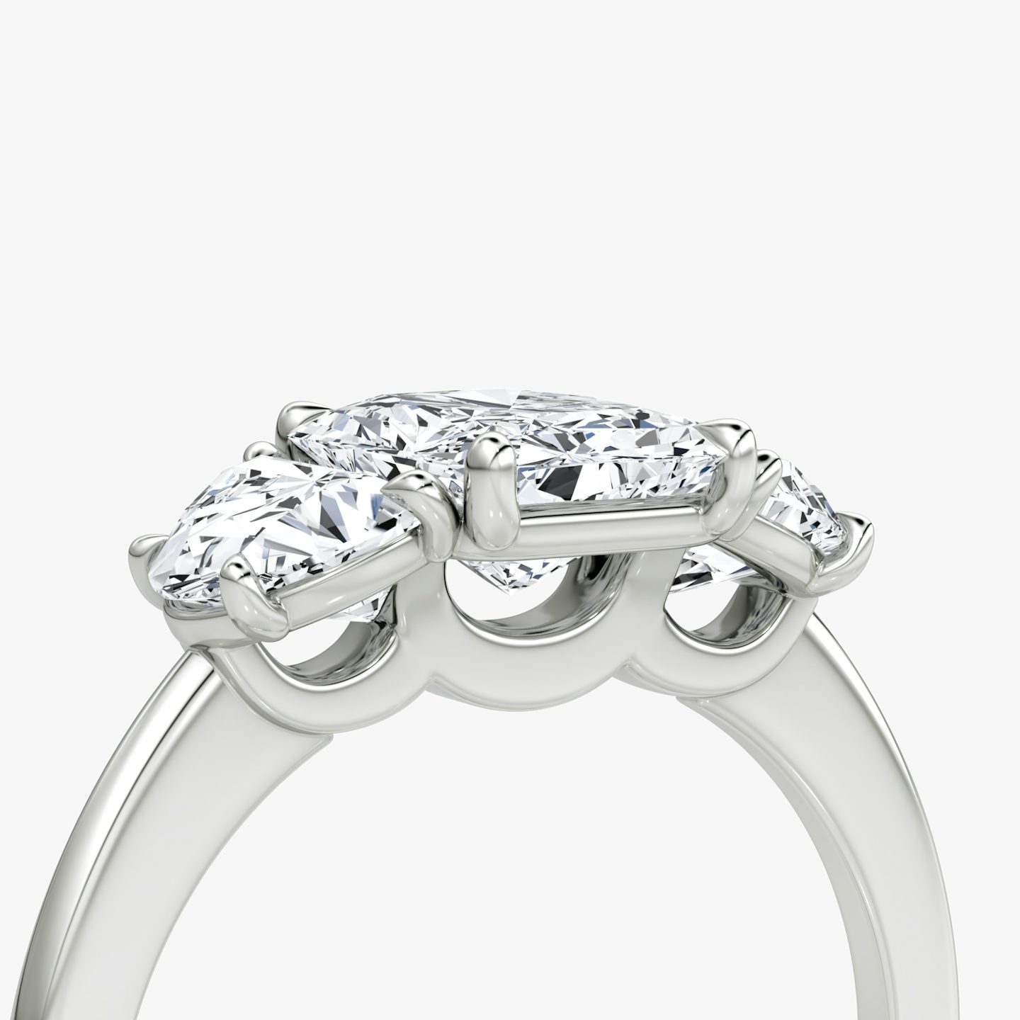 Three Stone | Radiant | 18k | Weißgold | bandAccent: Ohne Pavé-Besatz | sideStoneCarat: 0.50ct | sideStoneShape: Halbmond | diamondOrientation: vertical | caratWeight: other