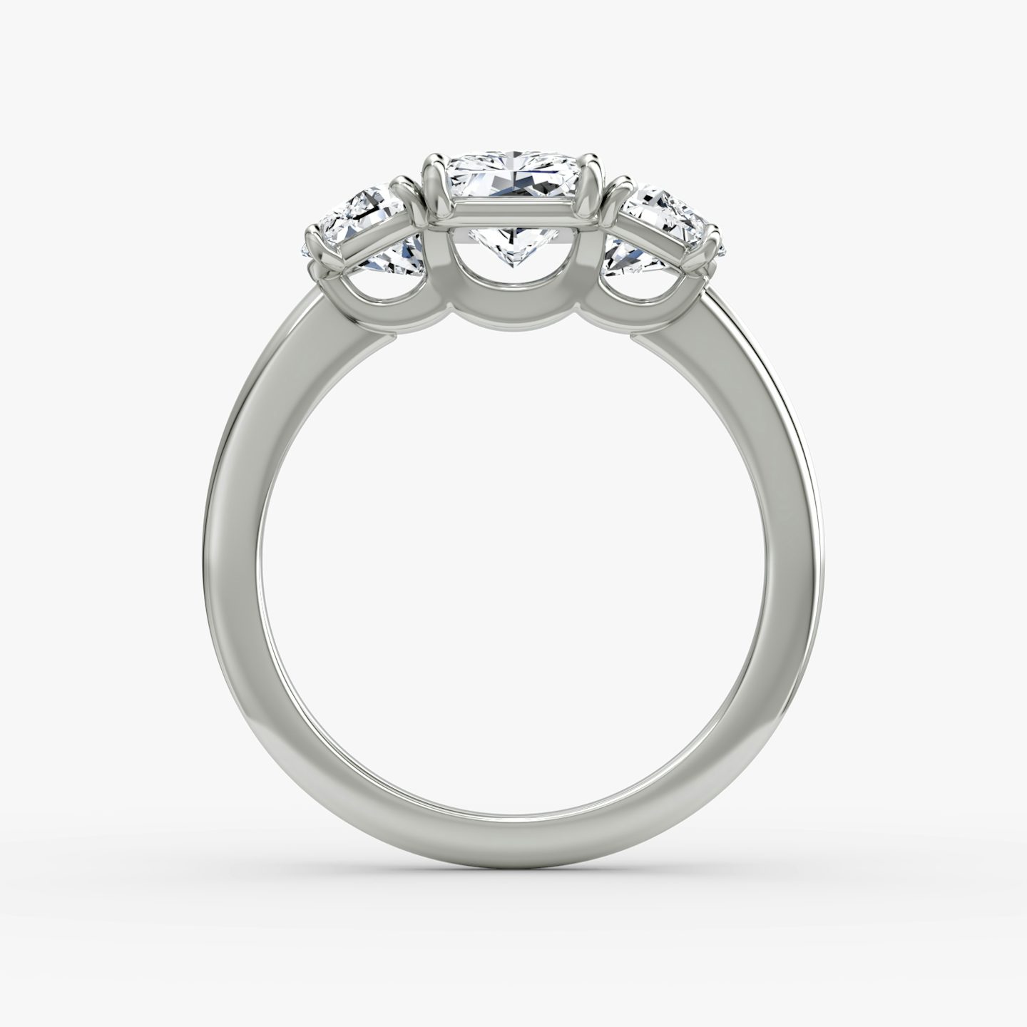 Three Stone | Radiant | 18k | Weißgold | bandAccent: Ohne Pavé-Besatz | sideStoneCarat: 0.50ct | sideStoneShape: Halbmond | diamondOrientation: vertical | caratWeight: other