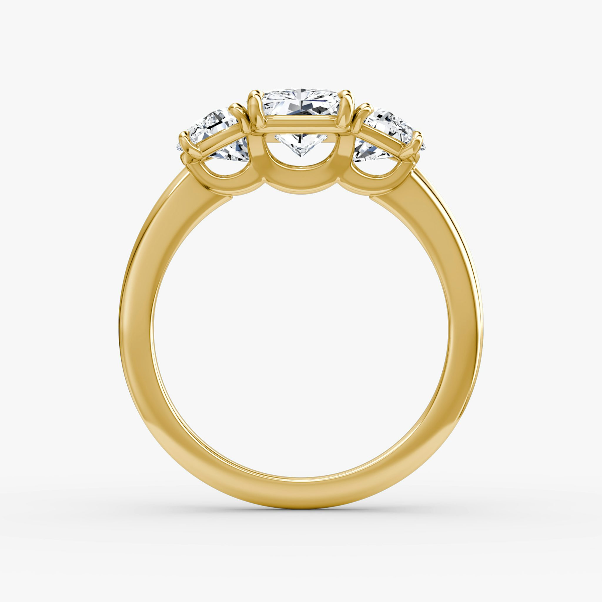 Three Stone | Radiant | 18k | Gelbgold | bandAccent: Ohne Pavé-Besatz | sideStoneCarat: 0.50ct | sideStoneShape: Halbmond | diamondOrientation: vertical | caratWeight: other