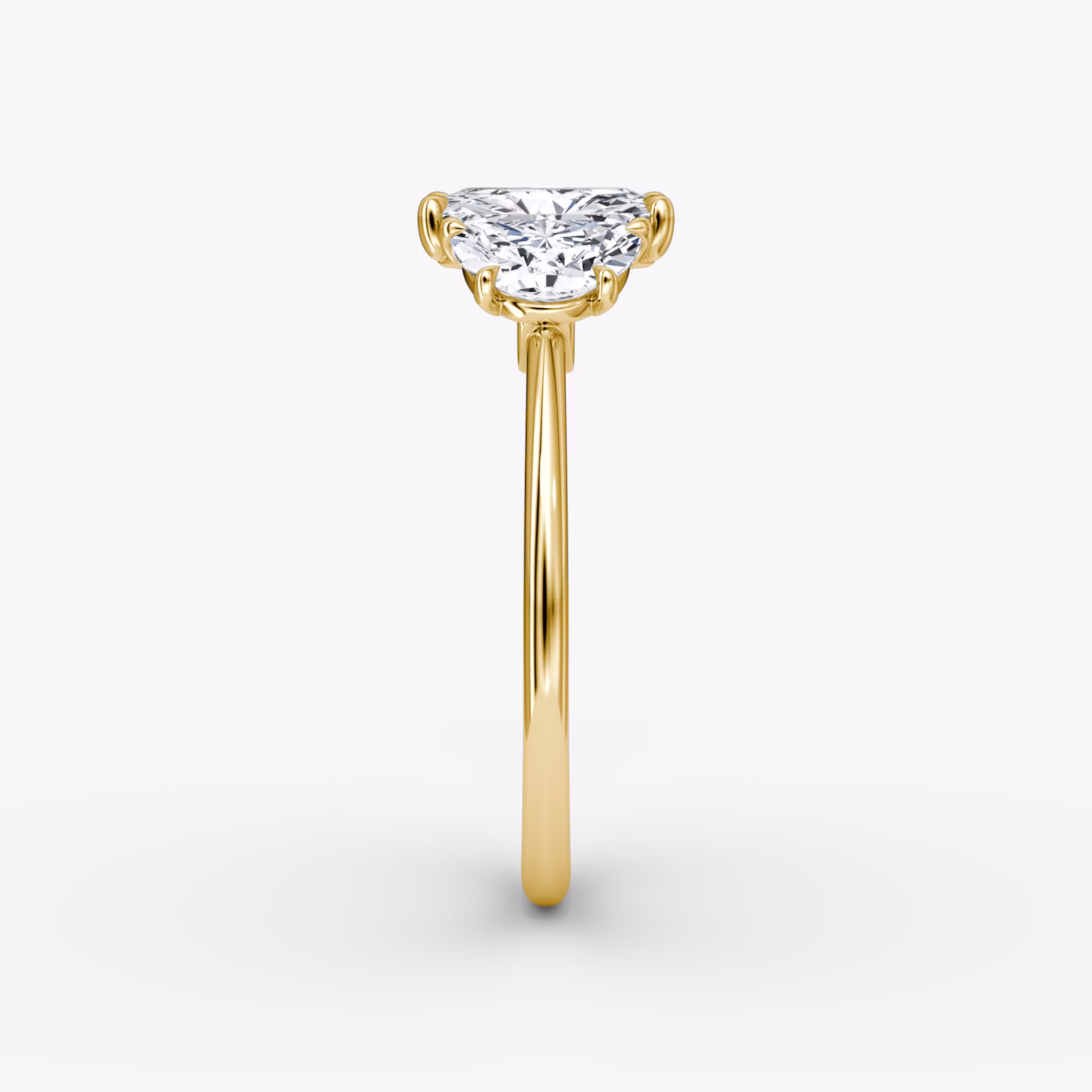 Three Stone | Radiant | 18k | Gelbgold | bandAccent: Ohne Pavé-Besatz | sideStoneCarat: 0.50ct | sideStoneShape: Halbmond | diamondOrientation: vertical | caratWeight: other