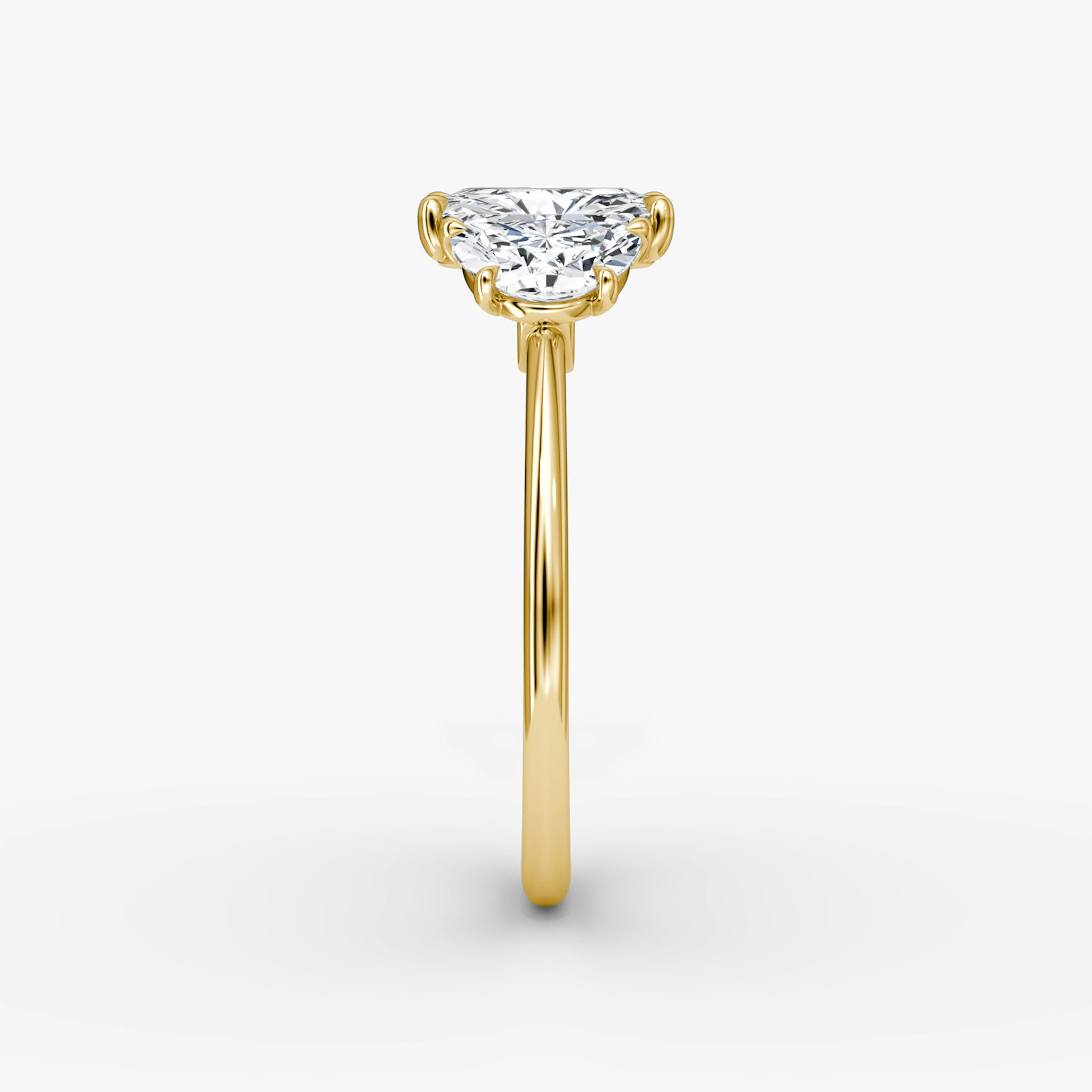 Three Stone | Radiant | 18k | Gelbgold | bandAccent: Ohne Pavé-Besatz | sideStoneCarat: 0.50ct | sideStoneShape: Halbmond | diamondOrientation: vertical | caratWeight: other