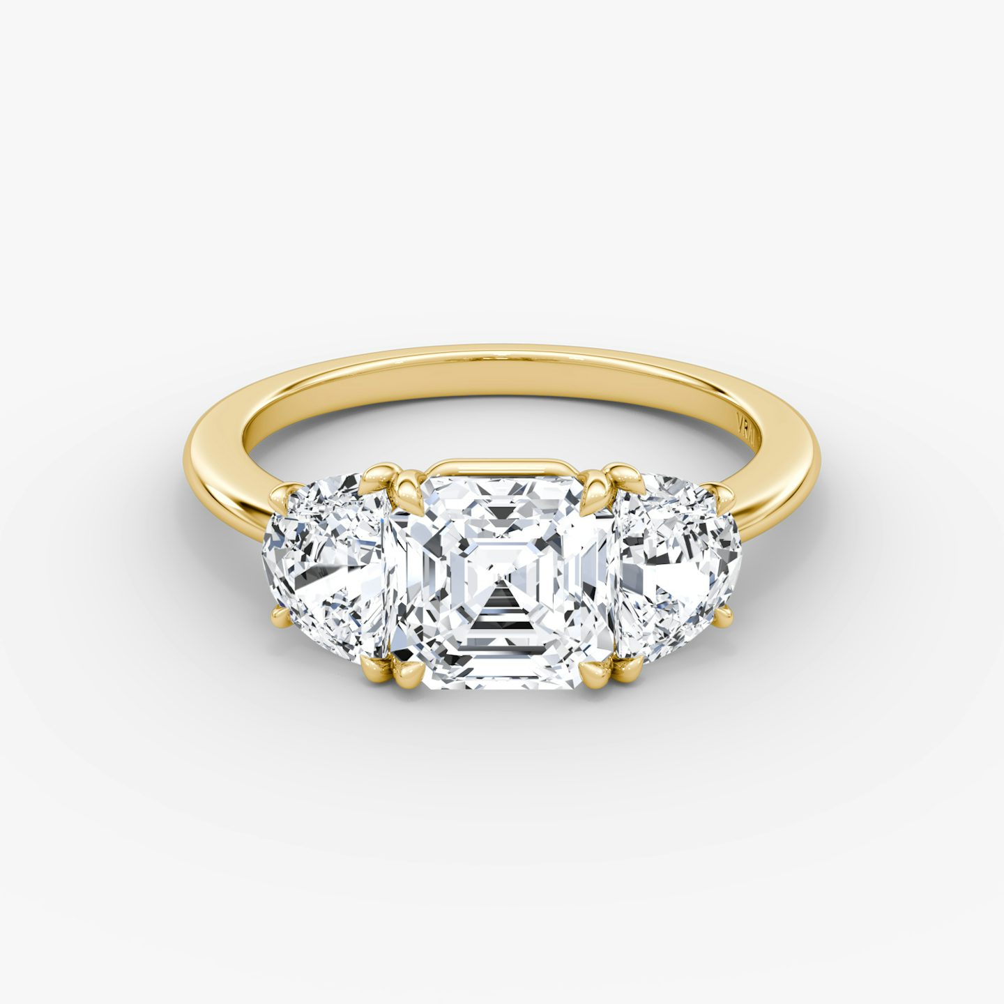Three Stone | Asscher | 18k | Gelbgold | bandAccent: Ohne Pavé-Besatz | sideStoneCarat: 0.50ct | sideStoneShape: Halbmond | diamondOrientation: vertical | caratWeight: other