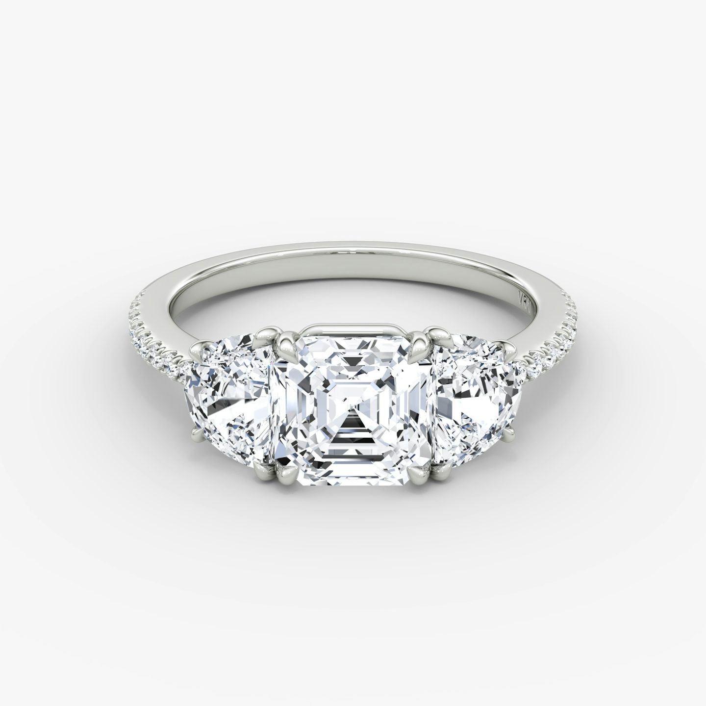 Anillo de compromiso Three Stone | Asscher | 18k | Oro blanco | bandAccent: Pavé | sideStoneCarat: 0.50ct | sideStoneShape: Media Luna | diamondOrientation: vertical | caratWeight: other