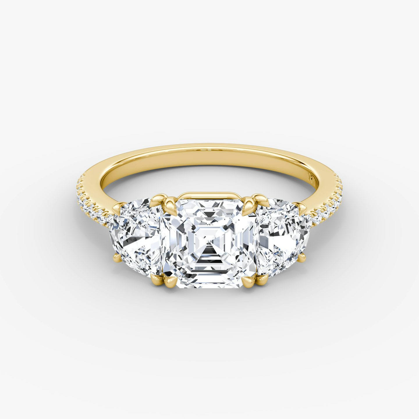 Three Stone | Asscher | 18k | Gelbgold | bandAccent: Mit Pavé-Besatz | sideStoneCarat: 0.50ct | sideStoneShape: Halbmond | diamondOrientation: vertical | caratWeight: other