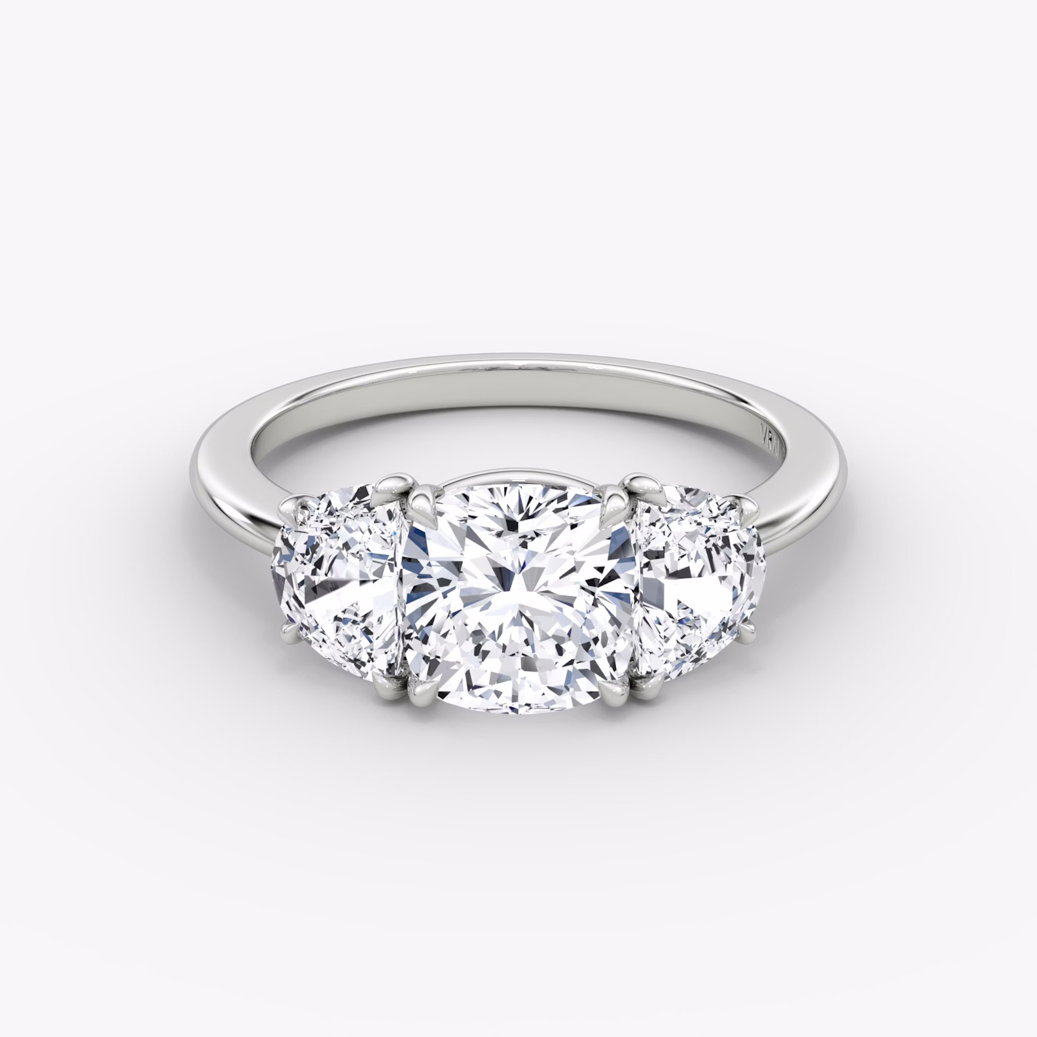 Three Stone | Cushion | 18k | Weißgold | bandAccent: Ohne Pavé-Besatz | sideStoneCarat: 0.50ct | sideStoneShape: Halbmond | diamondOrientation: vertical | caratWeight: other