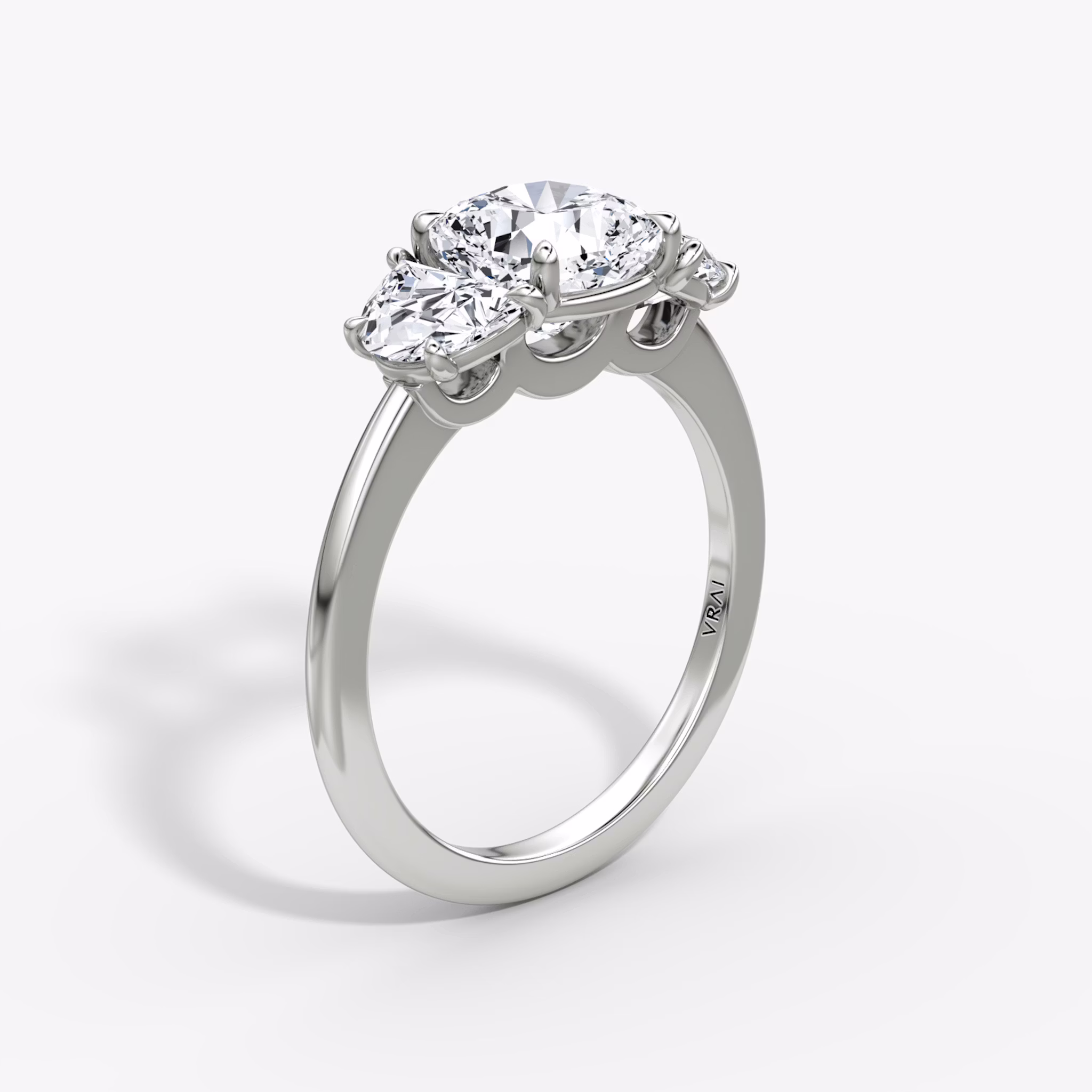 Three Stone | Cushion | 18k | Weißgold | bandAccent: Ohne Pavé-Besatz | sideStoneCarat: 0.50ct | sideStoneShape: Halbmond | diamondOrientation: vertical | caratWeight: other