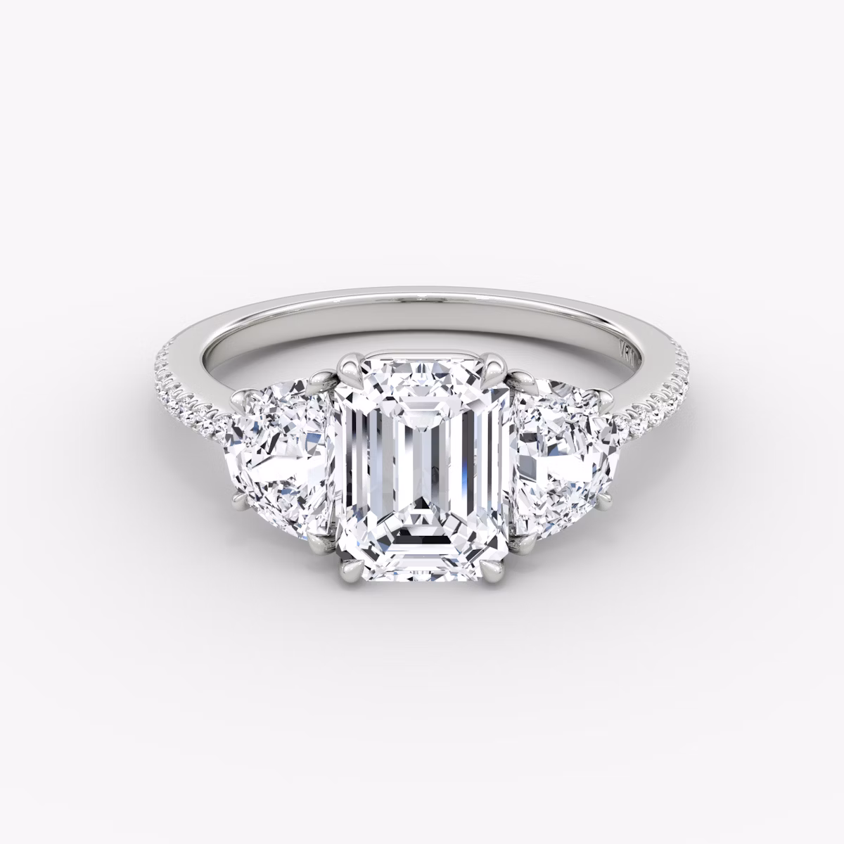 Three Stone | Emerald | 18k | Weißgold | bandAccent: Mit Pavé-Besatz | sideStoneCarat: 0.50ct | sideStoneShape: Halbmond | diamondOrientation: vertical | caratWeight: other