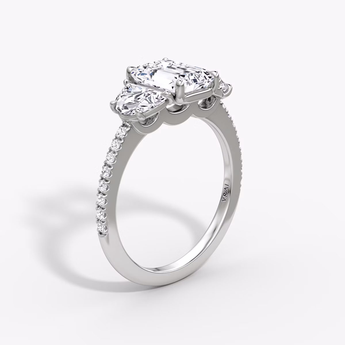 Three Stone | Emerald | 18k | Weißgold | bandAccent: Mit Pavé-Besatz | sideStoneCarat: 0.50ct | sideStoneShape: Halbmond | diamondOrientation: vertical | caratWeight: other