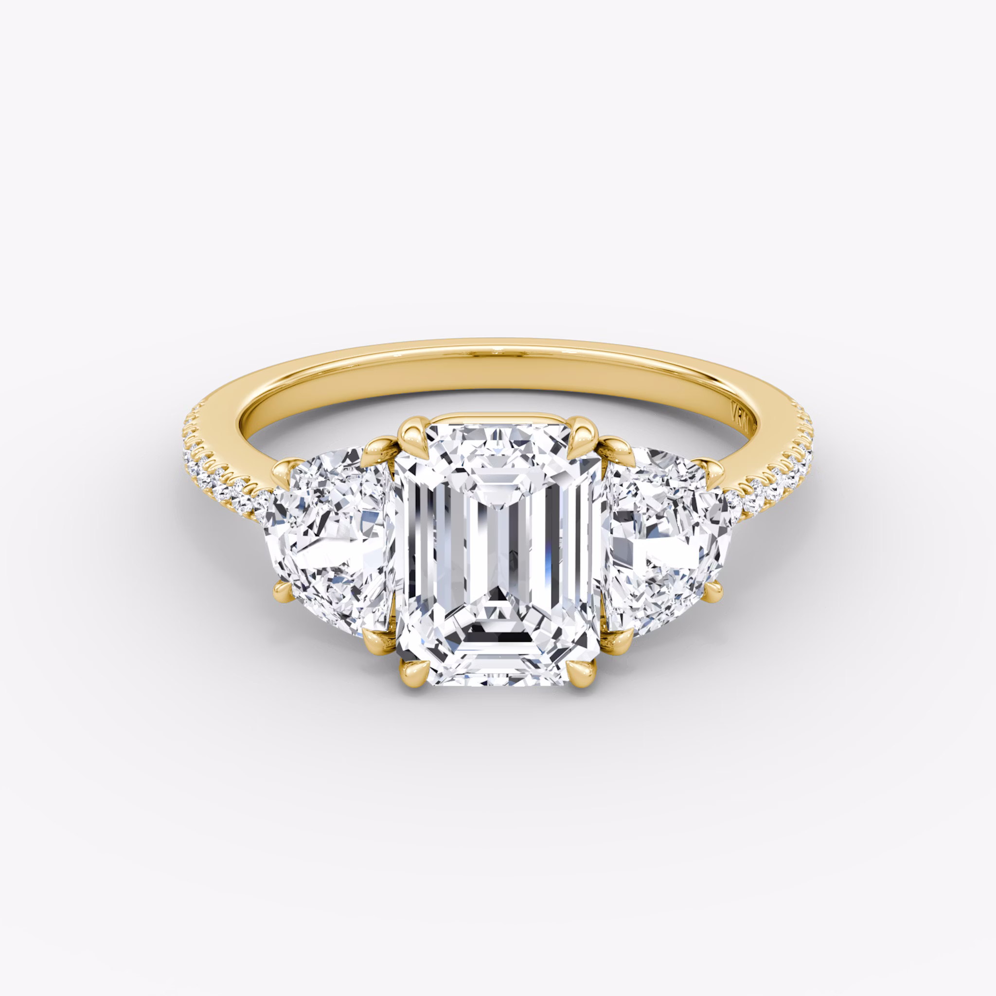 Three Stone | Emerald | 18k | Gelbgold | bandAccent: Mit Pavé-Besatz | sideStoneCarat: 0.50ct | sideStoneShape: Halbmond | diamondOrientation: vertical | caratWeight: other