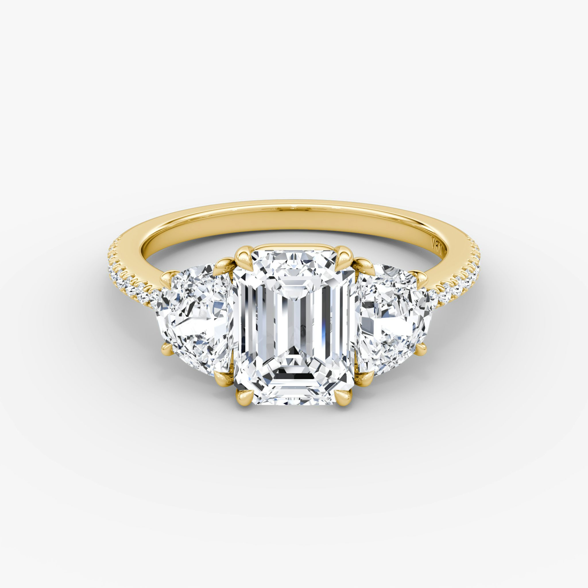 Three Stone | Emerald | 18k | Gelbgold | bandAccent: Mit Pavé-Besatz | sideStoneCarat: 0.50ct | sideStoneShape: Halbmond | diamondOrientation: vertical | caratWeight: other