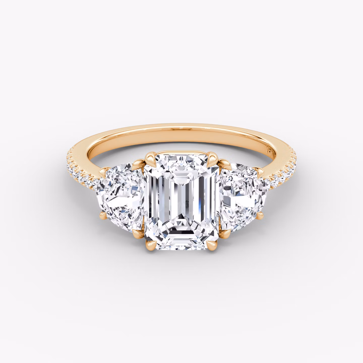 Three Stone | Emerald | 14k | Roségold | bandAccent: Mit Pavé-Besatz | sideStoneCarat: 0.50ct | sideStoneShape: Halbmond | diamondOrientation: vertical | caratWeight: other