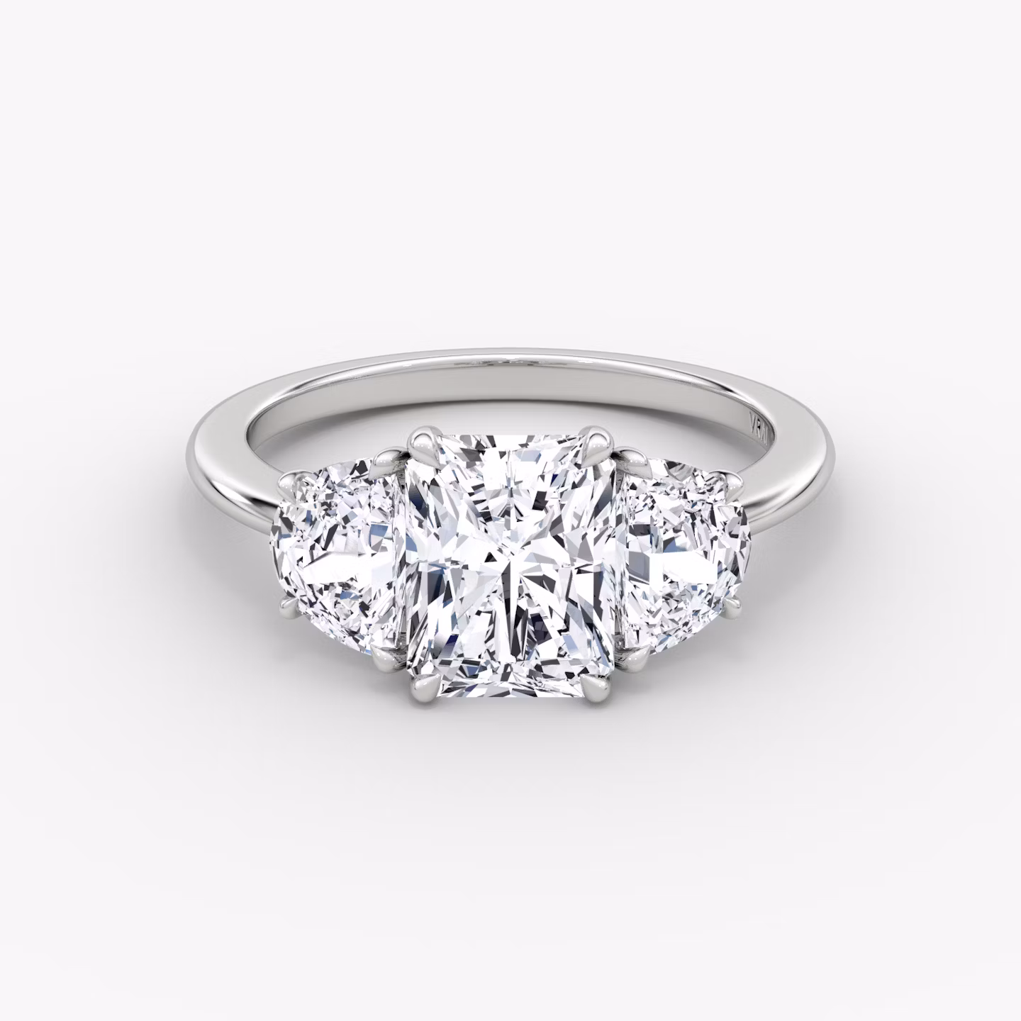 Three Stone | Radiant | 18k | Weißgold | bandAccent: Ohne Pavé-Besatz | sideStoneCarat: 0.50ct | sideStoneShape: Halbmond | diamondOrientation: vertical | caratWeight: other