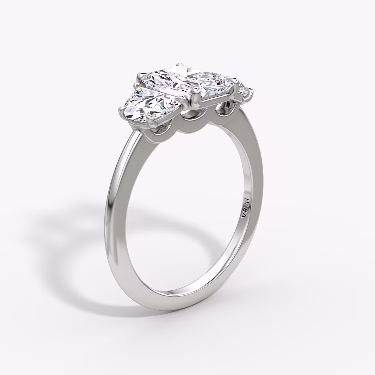 Three Stone | Radiant | 18k | Weißgold | bandAccent: Ohne Pavé-Besatz | sideStoneCarat: 0.50ct | sideStoneShape: Halbmond | diamondOrientation: vertical | caratWeight: other