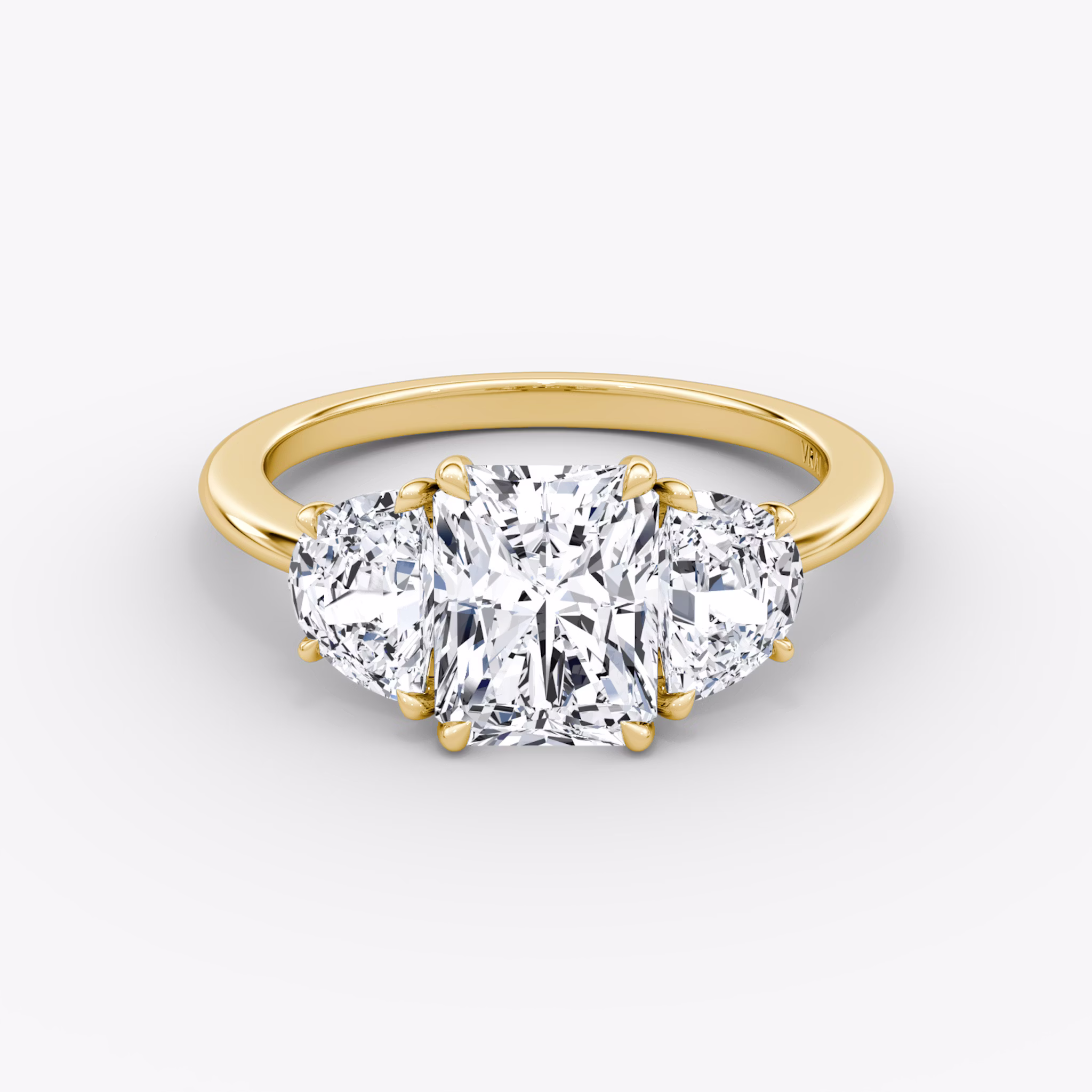 Three Stone | Radiant | 18k | Gelbgold | bandAccent: Ohne Pavé-Besatz | sideStoneCarat: 0.50ct | sideStoneShape: Halbmond | diamondOrientation: vertical | caratWeight: other
