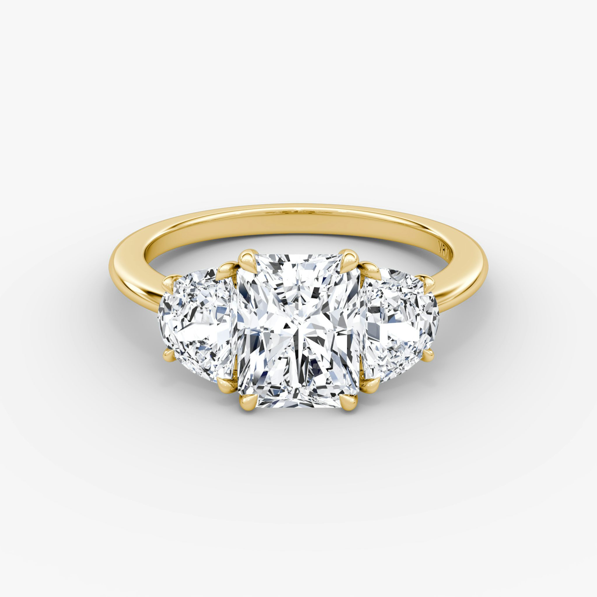 Three Stone | Radiant | 18k | Gelbgold | bandAccent: Ohne Pavé-Besatz | sideStoneCarat: 0.50ct | sideStoneShape: Halbmond | diamondOrientation: vertical | caratWeight: other