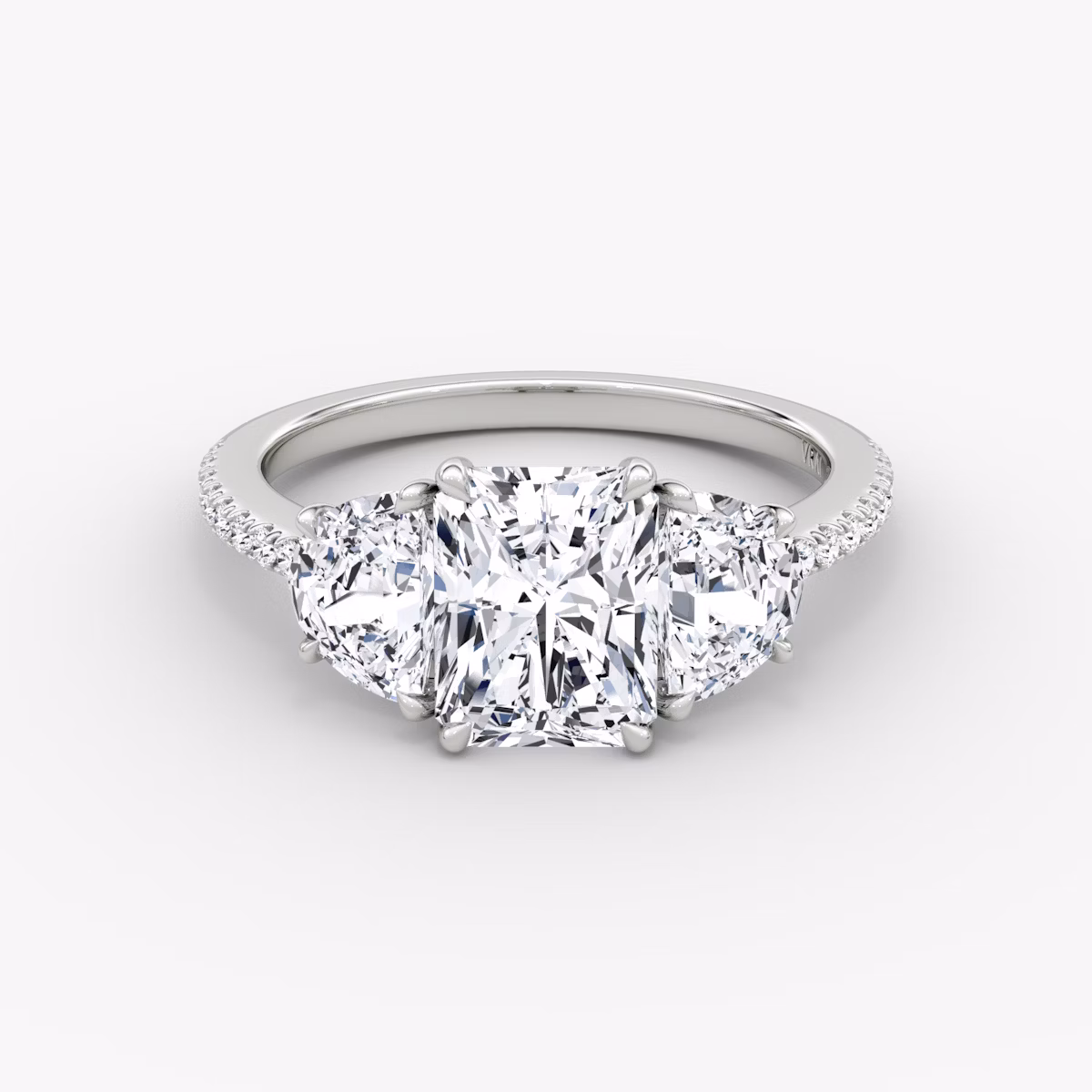 Three Stone | Radiant | 18k | Weißgold | bandAccent: Mit Pavé-Besatz | sideStoneCarat: 0.50ct | sideStoneShape: Halbmond | diamondOrientation: vertical | caratWeight: other