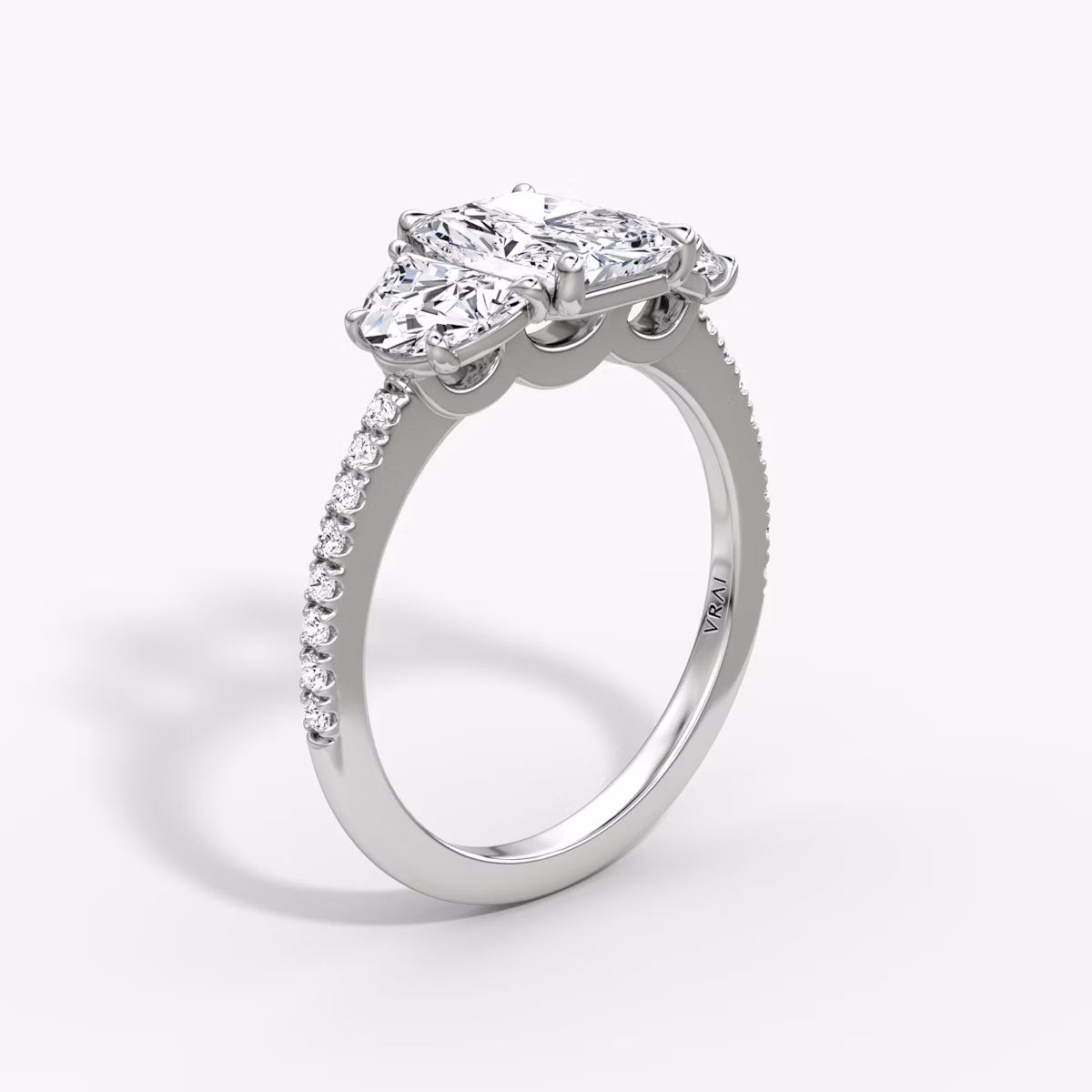 Three Stone | Radiant | 18k | Weißgold | bandAccent: Mit Pavé-Besatz | sideStoneCarat: 0.50ct | sideStoneShape: Halbmond | diamondOrientation: vertical | caratWeight: other