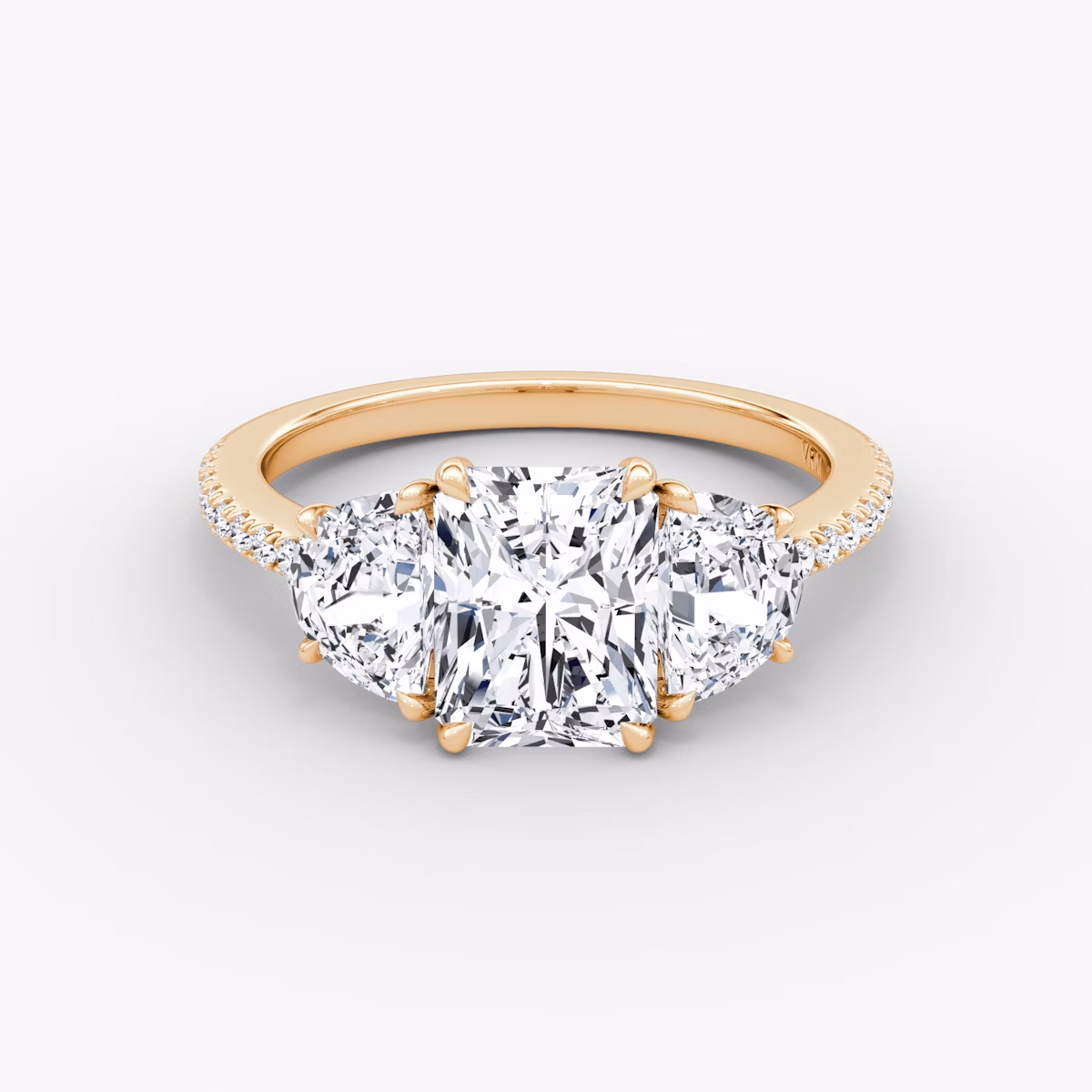 Three Stone | Radiant | 14k | Roségold | bandAccent: Mit Pavé-Besatz | sideStoneCarat: 0.50ct | sideStoneShape: Halbmond | diamondOrientation: vertical | caratWeight: other