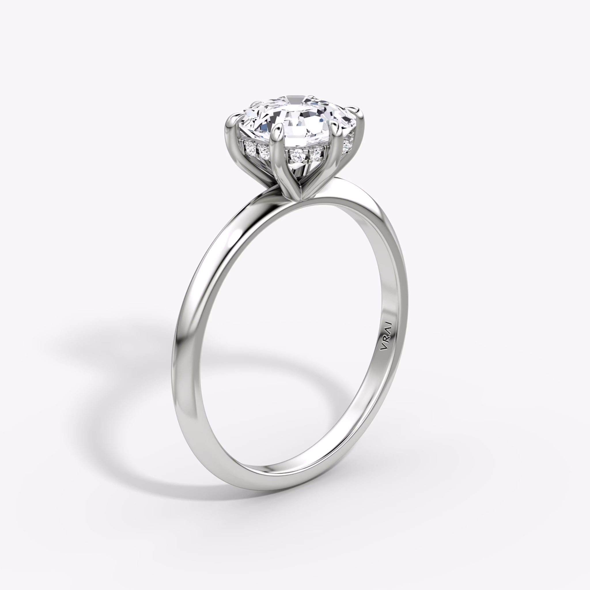 Anillo de compromiso Knife-Edge | Asscher | 18k | Oro blanco | bandAccent: Simple | hiddenHalo: yes | diamondOrientation: vertical | caratWeight: other