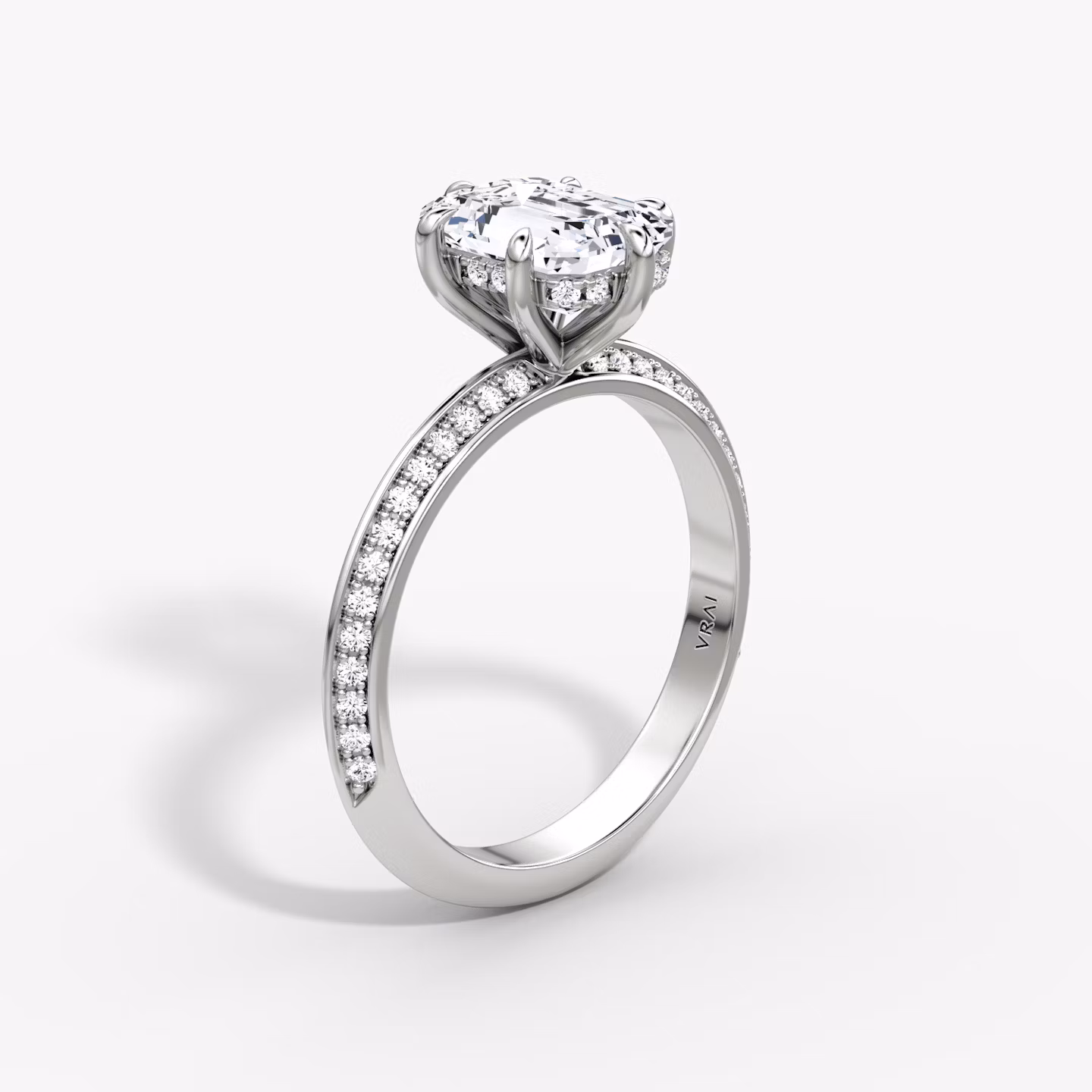 Knife-Edge | Emerald | Platin | bandAccent: Mit Pavé-Besatz | hiddenHalo: yes | diamondOrientation: vertical | caratWeight: other