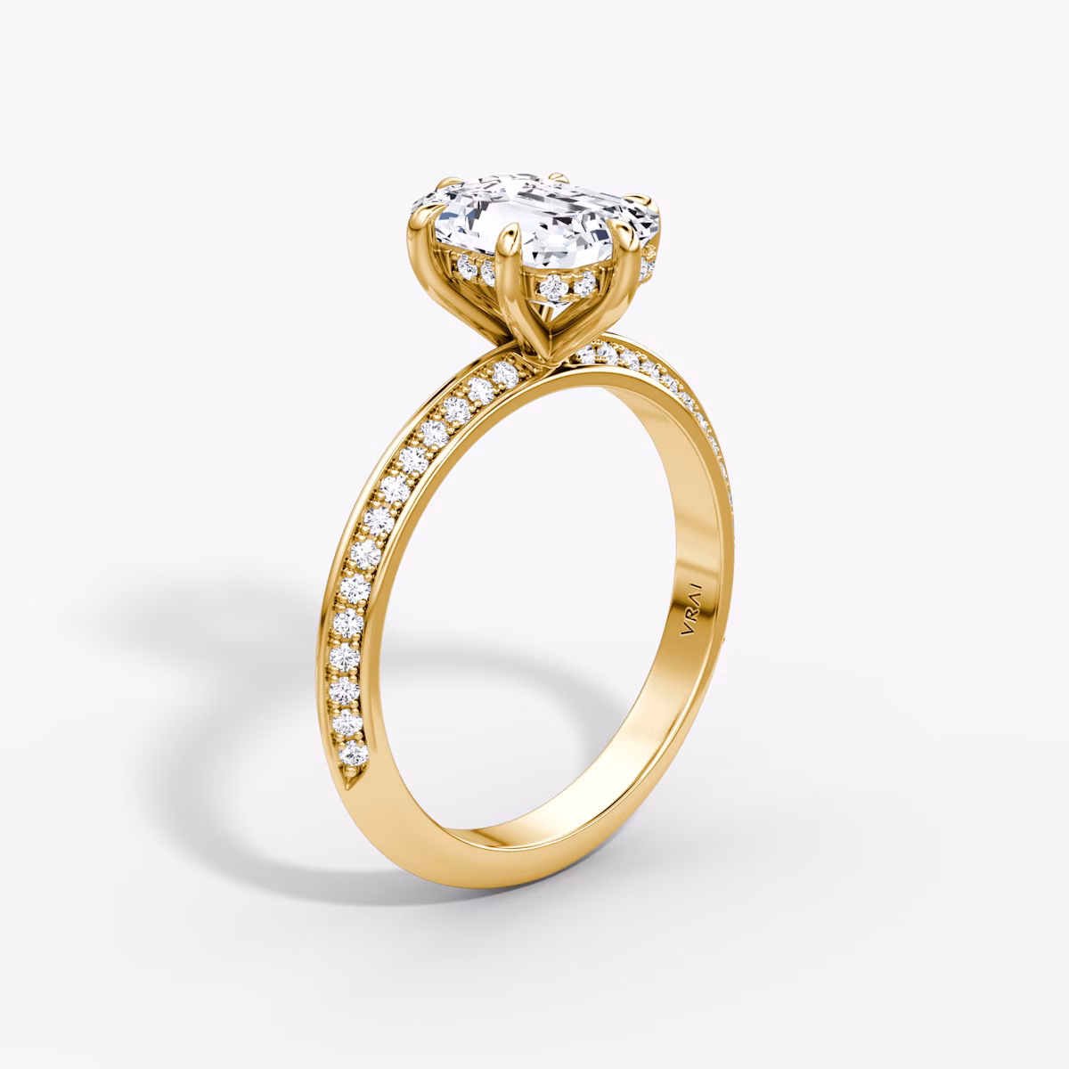 Knife-Edge | Emerald | 18k | Gelbgold | bandAccent: Mit Pavé-Besatz | hiddenHalo: yes | diamondOrientation: vertical | caratWeight: other