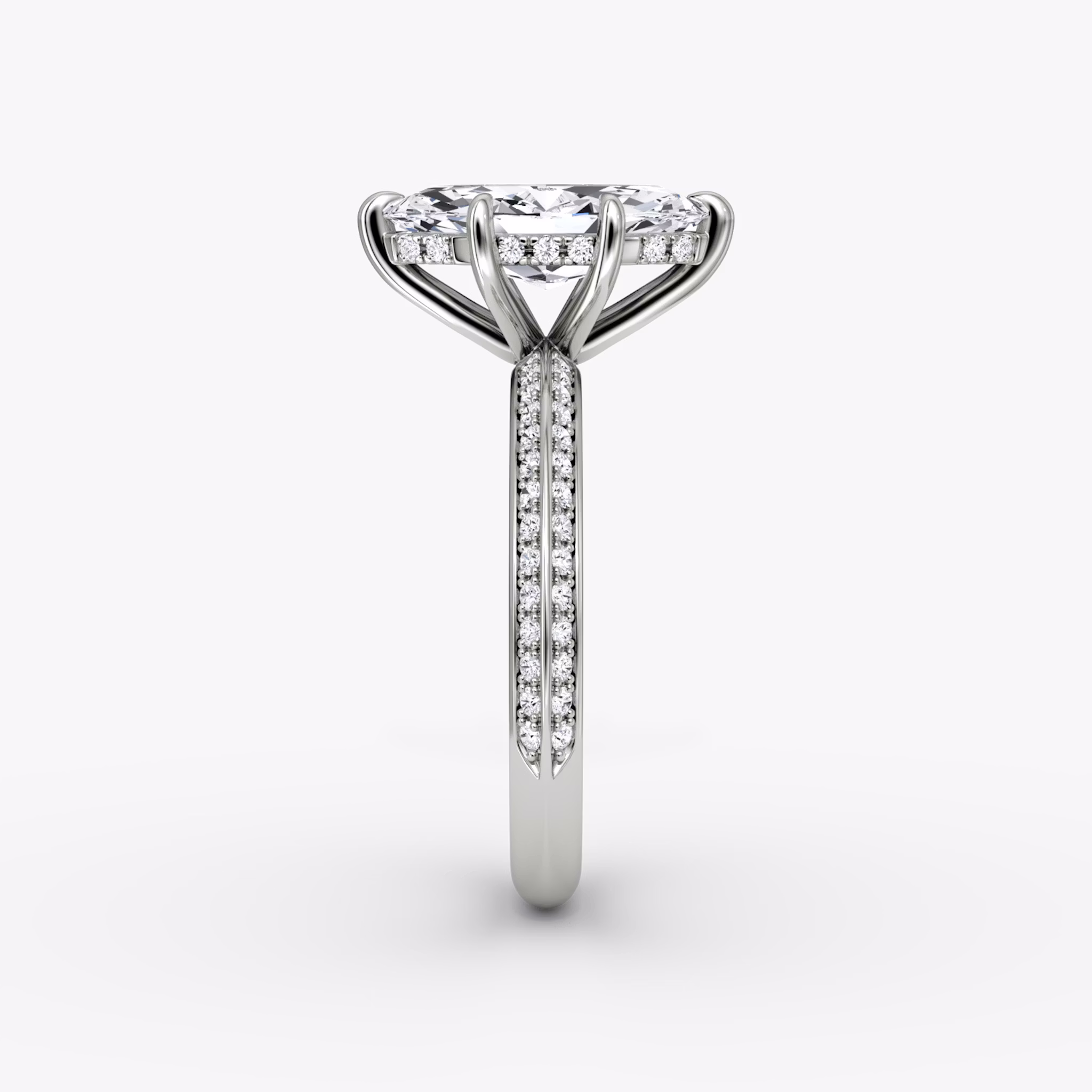 Knife-Edge | Marquise | Platin | bandAccent: Mit Pavé-Besatz | hiddenHalo: yes | diamondOrientation: vertical | caratWeight: other