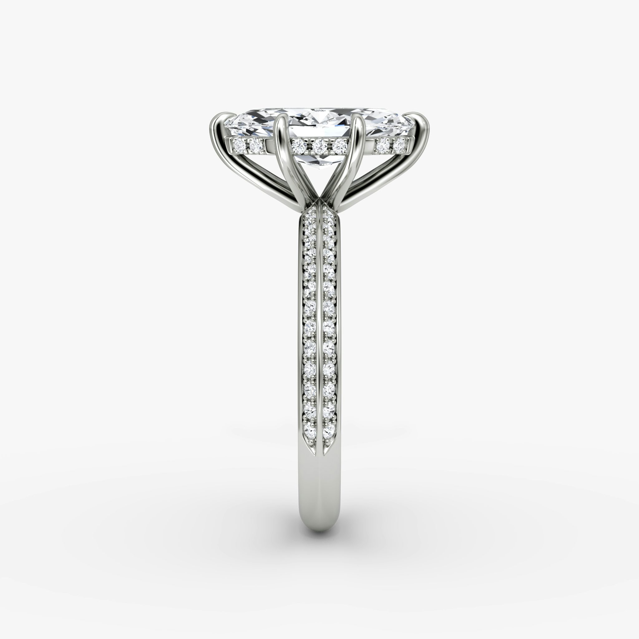 Knife-Edge | Marquise | Platin | bandAccent: Mit Pavé-Besatz | hiddenHalo: yes | diamondOrientation: vertical | caratWeight: other
